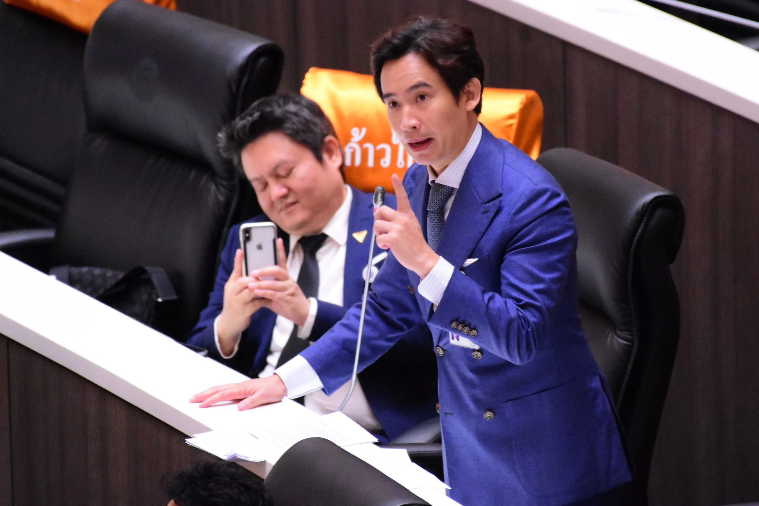 พิธาชี้ข้อเรียกร้องนักศึกษาถือว่าพูดคุยได้ในระบอบประชาธิปไตย พรรคอื่นประสานเสียงไม่เห็นด้วย
