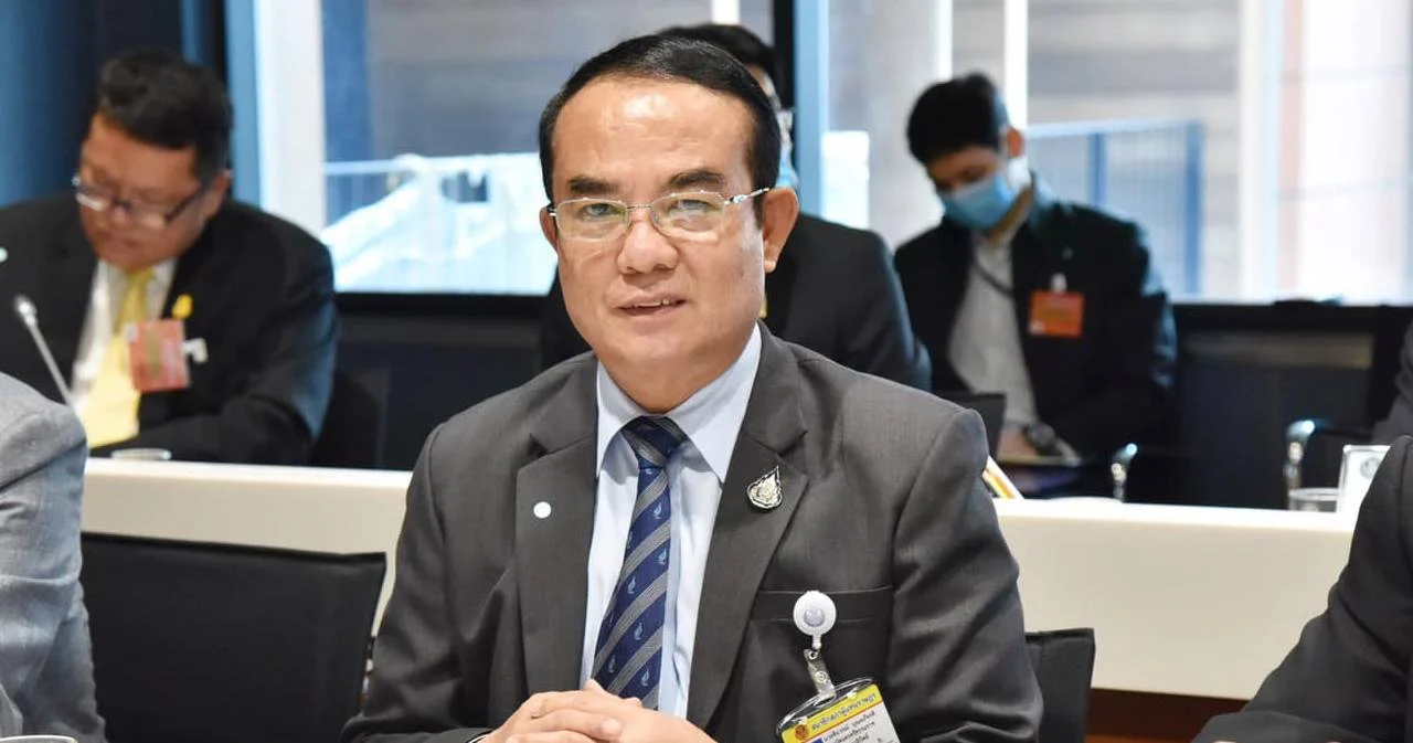 ชิณวรณ์ ส.ส.ปชป. สยบข่าวลี้ลับในสภา ยืนยันเป็นคนหมุนเก้าอี้ที่ไม่มีคนนั่งเอง