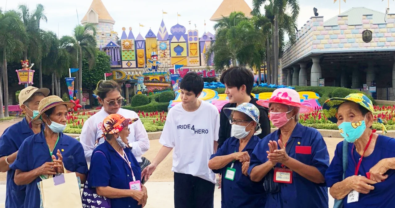 “ติ๊นา” แพ็คคู่หล่อ “หมอเจี๊ยบ” พาคนชราเที่ยว มอบความสุขย้อนความหลังในวัยเด็ก