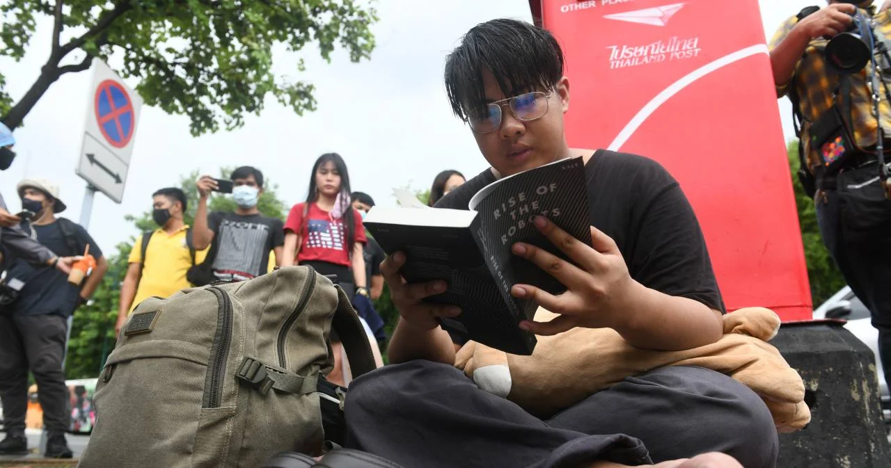 นศ.ประกาศอดข้าวประท้วงรัฐบาลยื่น 3 ข้อ แก้ปัญหาปากท้อง-คนตกงาน-ให้ฝ่ายต้านตรวจสอบ