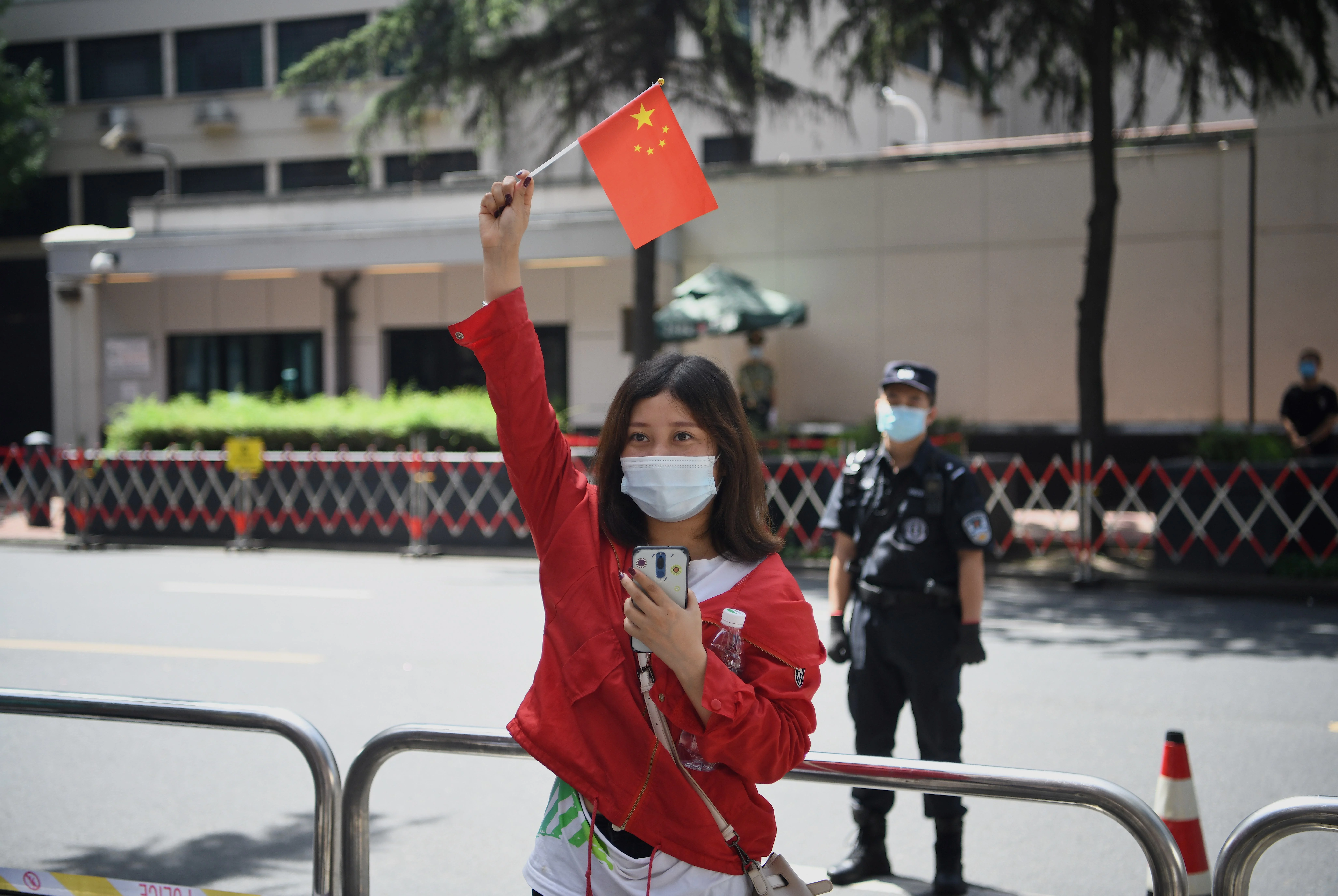 กงสุลสหรัฐฯ ในเฉิงตูขนของย้ายก่อนถึงเส้นตายเช้าพรุ่งนี้ ชาวจีนแห่กันมาถ่ายรูปเป็นที่ระลึก