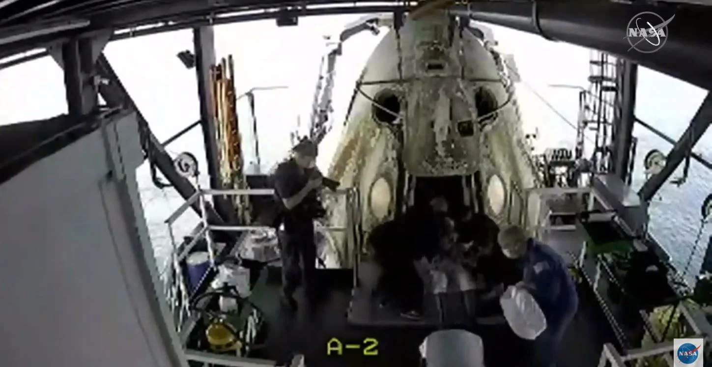 ยานอวกาศของ SpaceX พา 2 นักบินอวกาศ NASA กลับสู่โลกสำเร็จ
