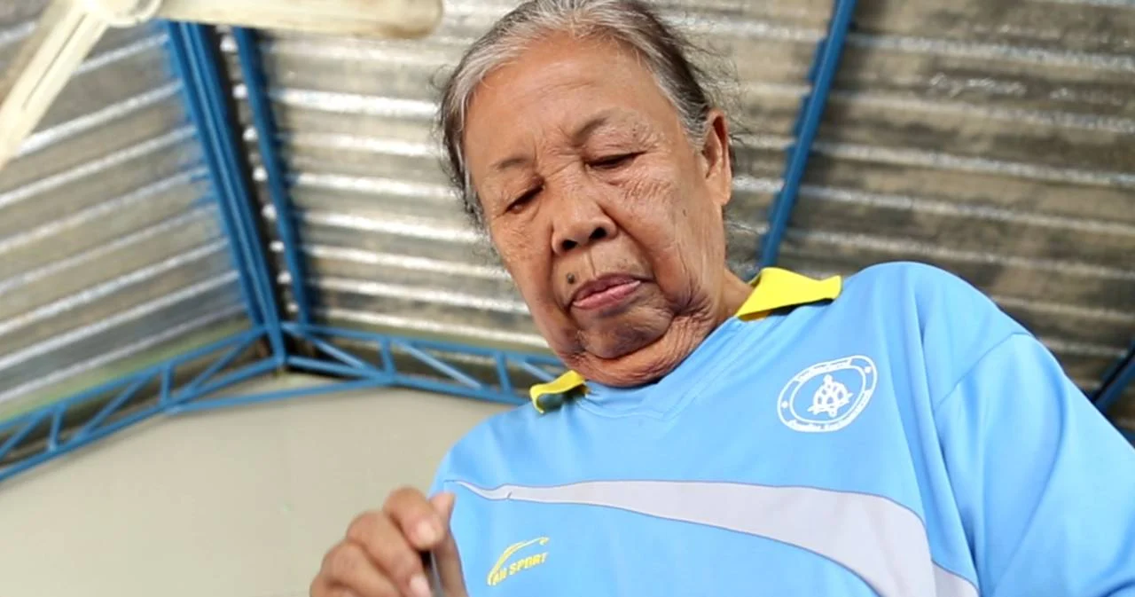 ครูใหญ่วัย 73 ปี ทำห่อหมกปลาช่อนใส่ลูกชิ้นปลากรายขายหารายได้เลี้ยงอีกกว่า 70 ชีวิต