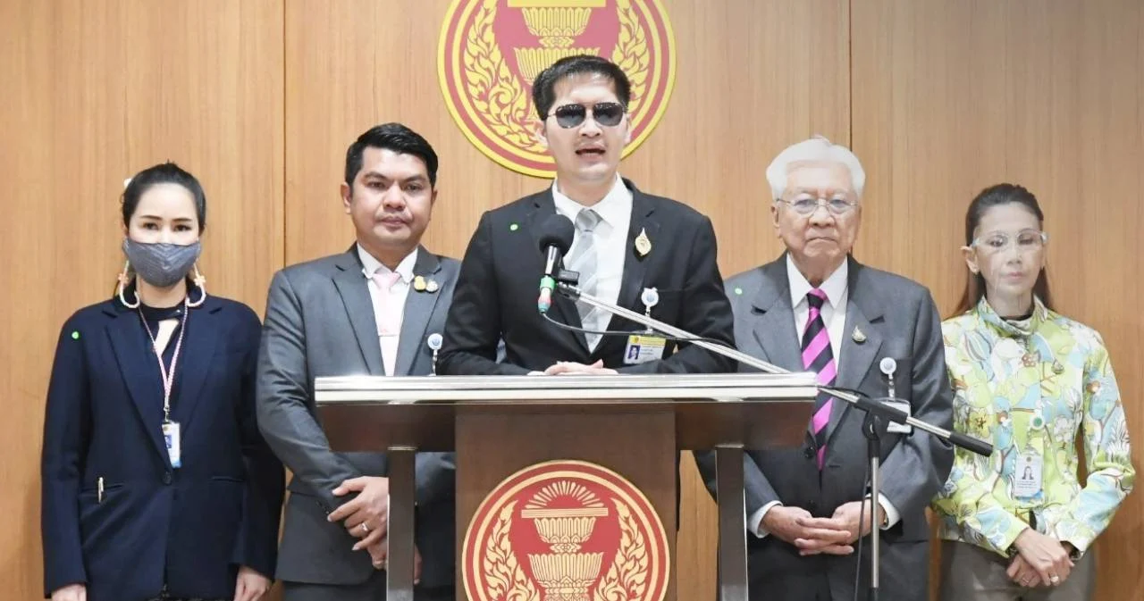 พรรคเล็กแถลงหนุน ‘บิ๊กตู่’ ควบ รมว.คลัง เองแล้วแบ่งกลาโหมให้ ‘บิ๊กป้อม’ ช่วยดูแล