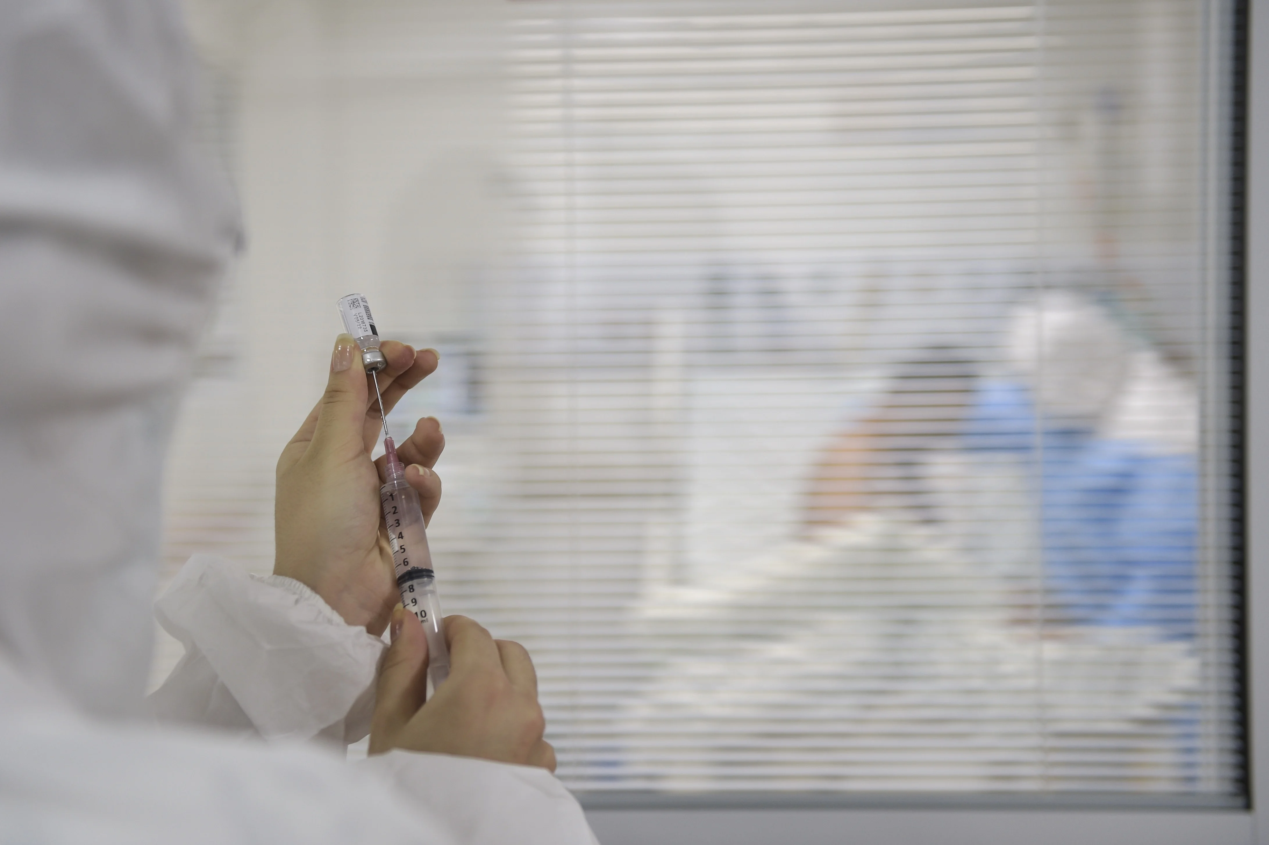 AstraZeneca ประกาศหยุดพัฒนาวัคซีนโควิด-19 ชั่วคราว หลังพบอาการป่วยไม่ทราบสาเหตุ