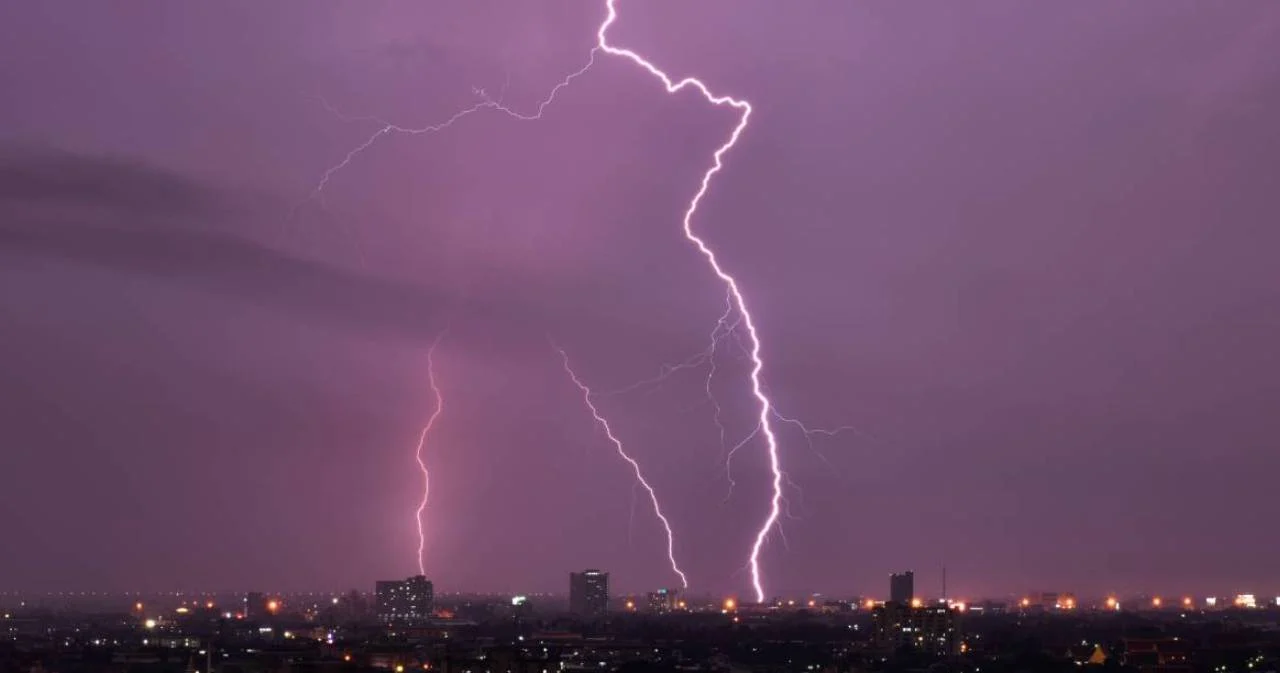 อุตุฯประกาศเตือน ‘พายุดีเปรสชัน’ จ่อเข้าไทย ฝนจะตกหนัก 18-20 ก.ย.