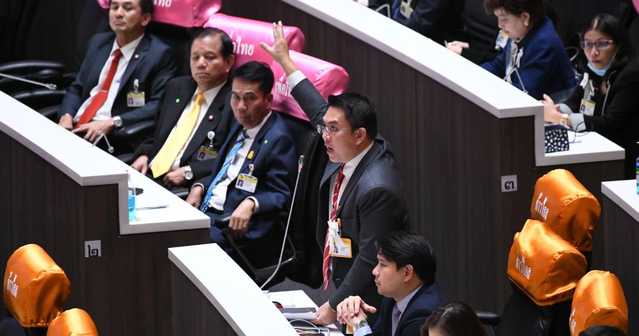 รัฐบาล-วุฒิสภา โหวตเลื่อนลงมติร่างแก้ รธน. ฝ่ายค้านชี้เป็นแผนให้ตกทุกญัตติ เสนอไม่ได้อีก 9 เดือน