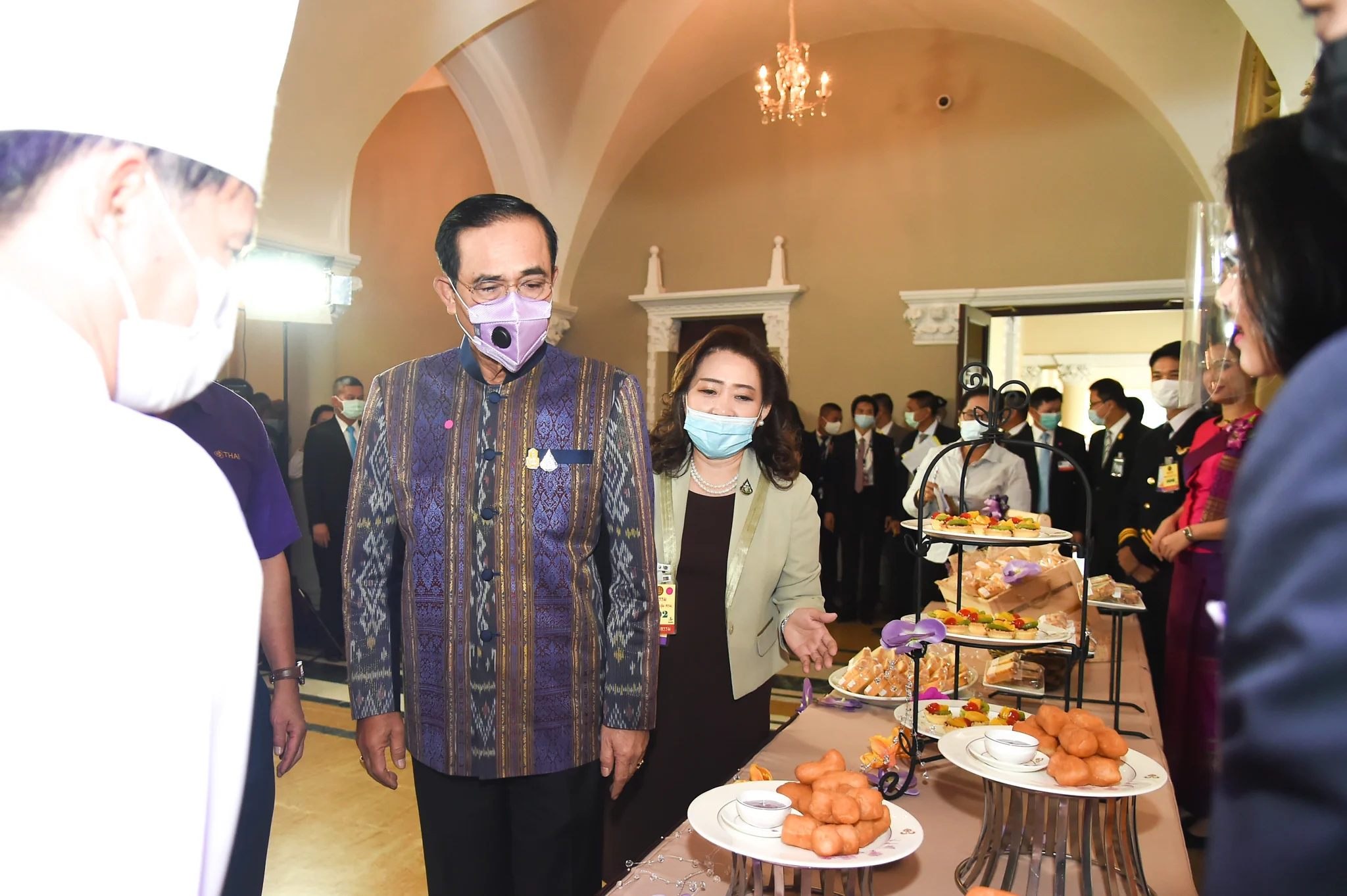 นายกฯ บอก อร่อย หลังชิมปาท่องโก๋และสังขยามันม่วงการบินไทย