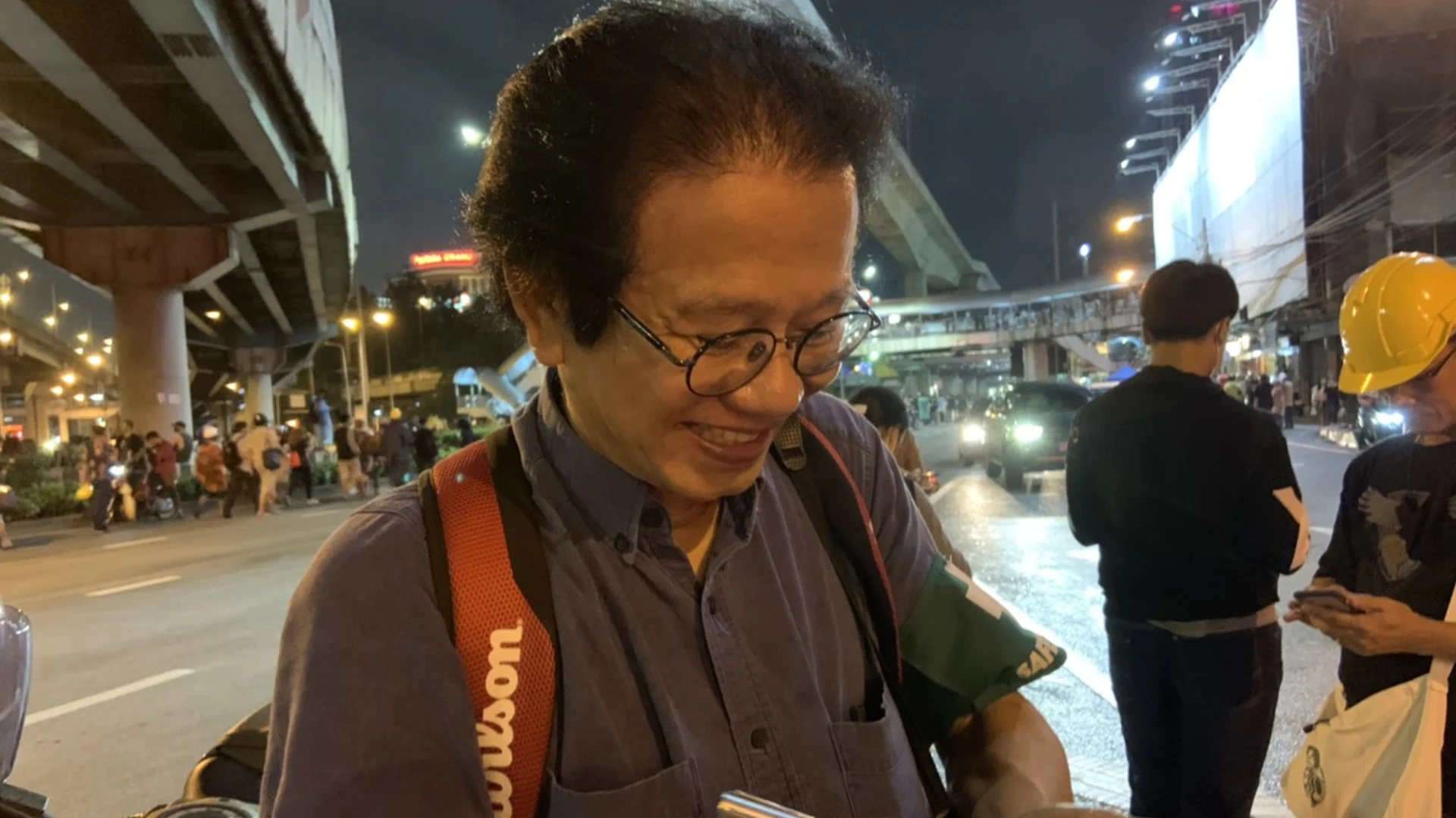 นพ.ทศพร เสรีรักษ์ สัมภาษณ์ก่อนถูกหมายจับ “จะให้นั่งอยู่เฉยๆ ปล่อยให้น้องๆ ต่อสู้ไป มันเอาเปรียบกันเกินไป”