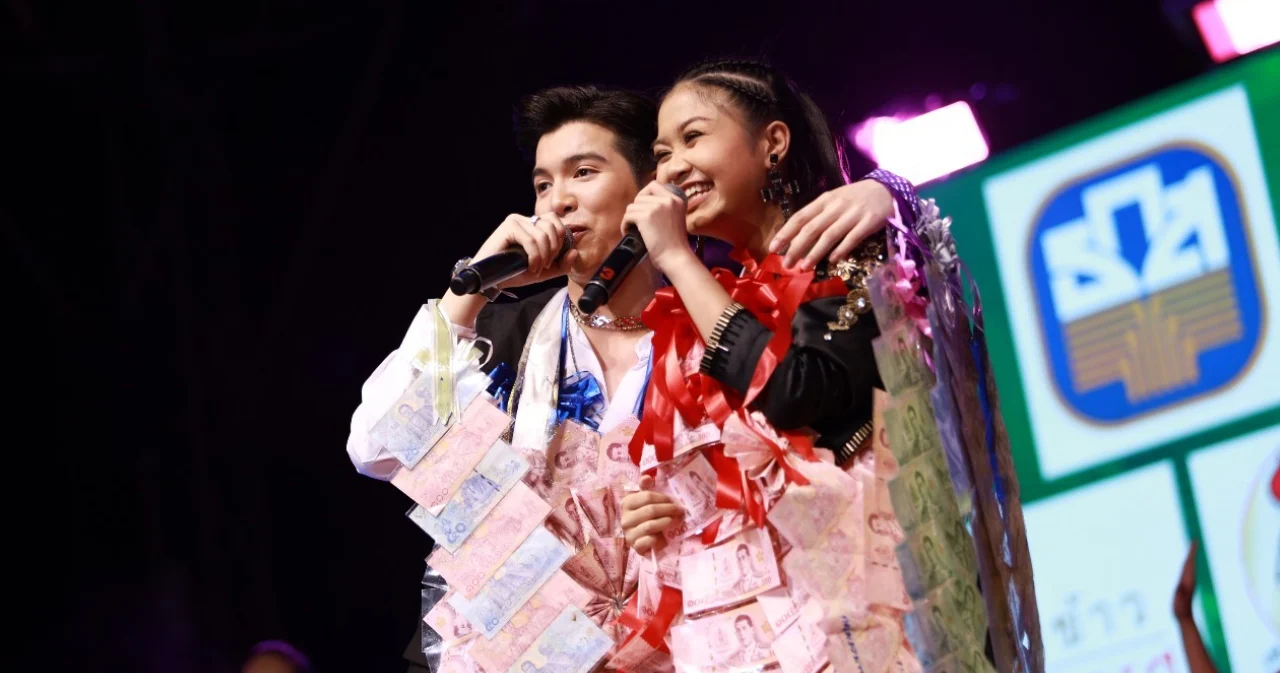สนามกีฬาสุราษฎร์ธานีคนเนืองแน่น ! “คอนเสิร์ตไมค์ม่วนซื่น” ยกทัพบุกใต้ มอบสุข 3 ชั่วโมงเต็ม