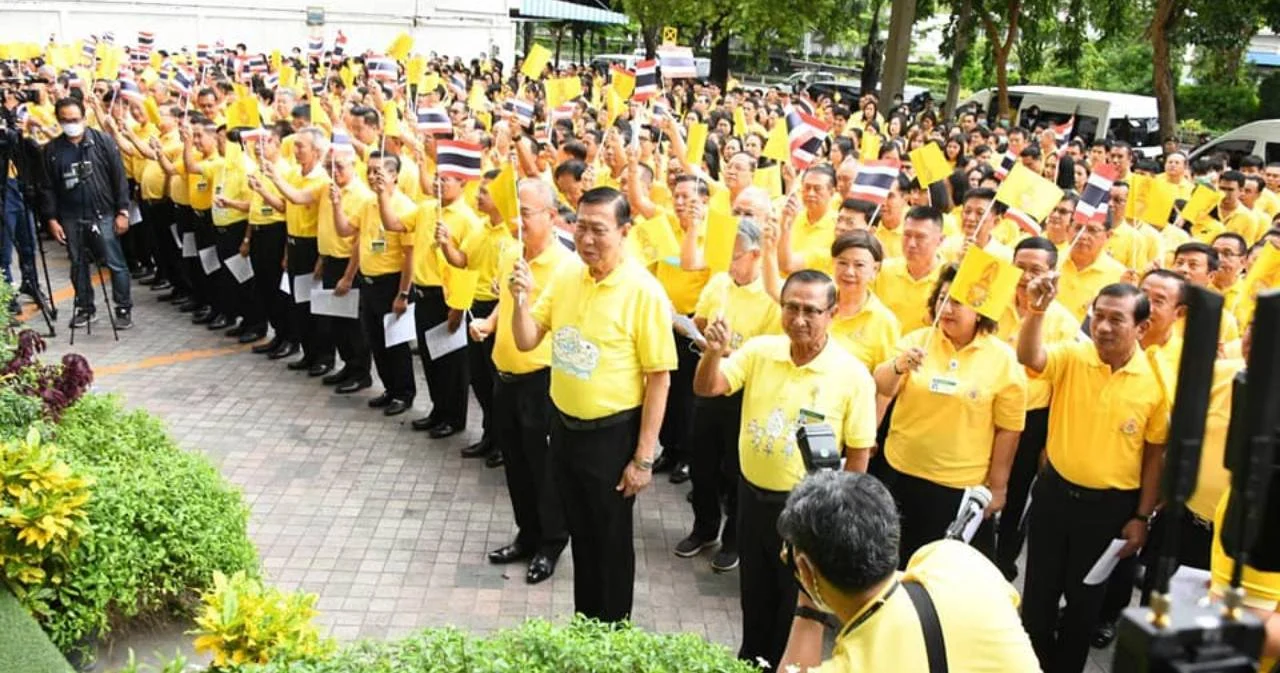 ‘พรเพชร’ นำสมาชิกวุฒิสภาร่วมแสดงจุดยืนปกป้องสถาบันฯ
