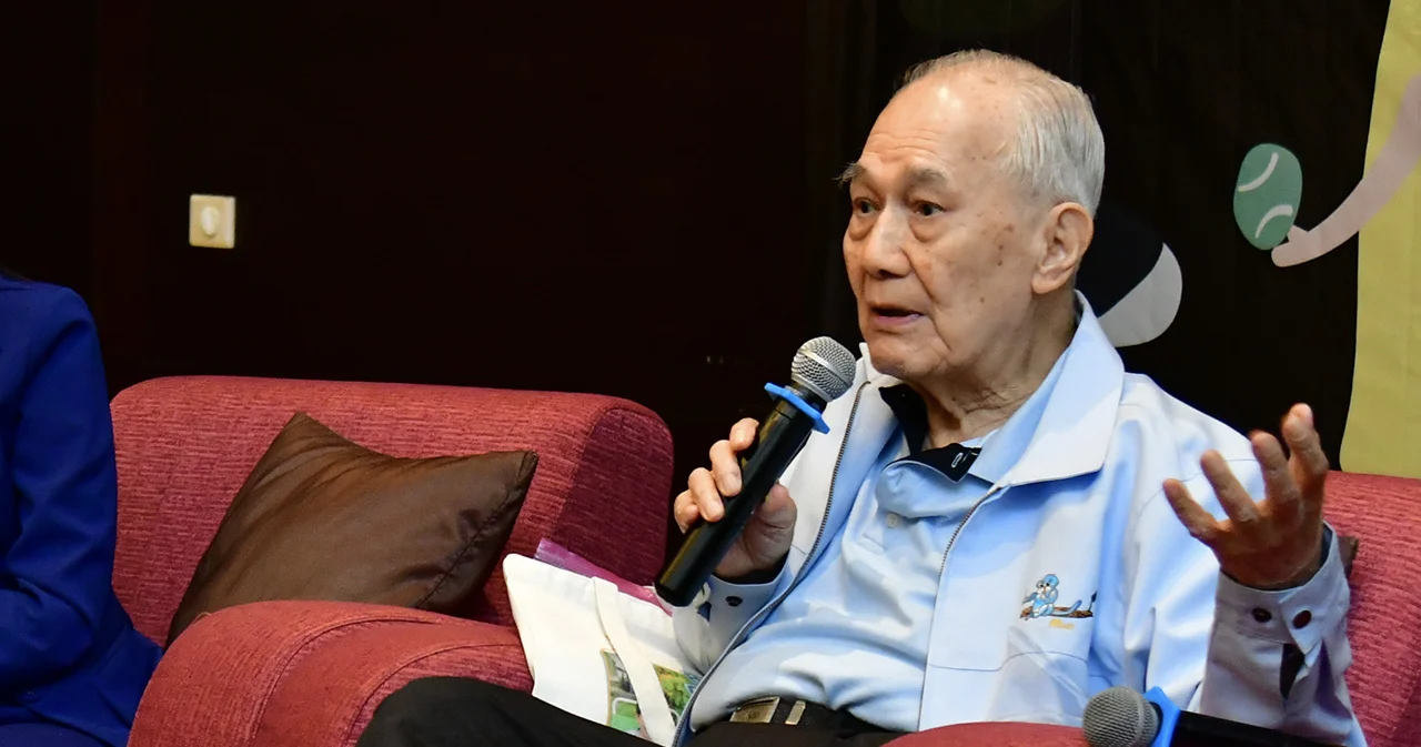 อานันท์ ปันยารชุน ถาม พล.อ.ประยุทธ์ ได้ยินเสียงคนรุ่นใหม่หรือไม่ เห็นควรต้องโละ 250 ส.ว.