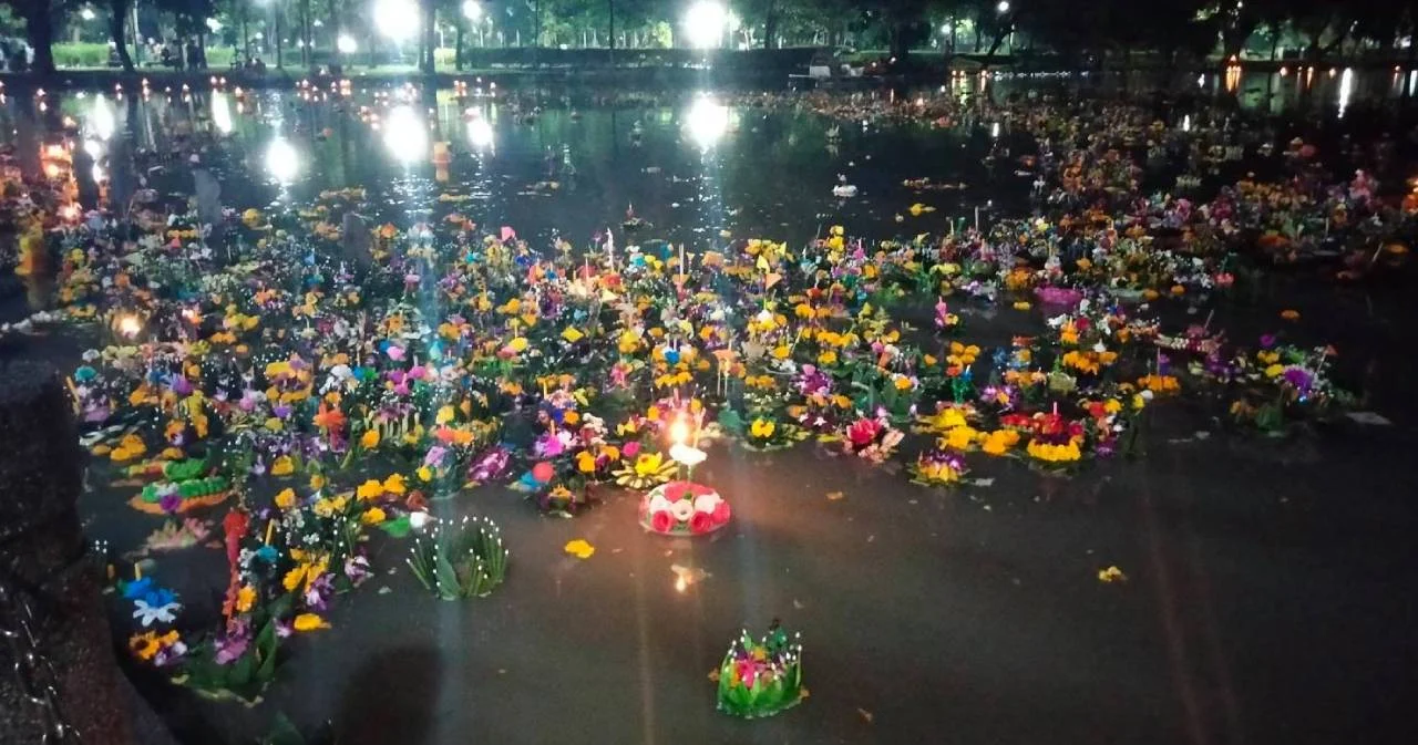 กทม. เผยปี 63 คนลอยกระทง 4.9 แสนใบ ลดลงจากปีก่อนเกือบหมื่นใบ
