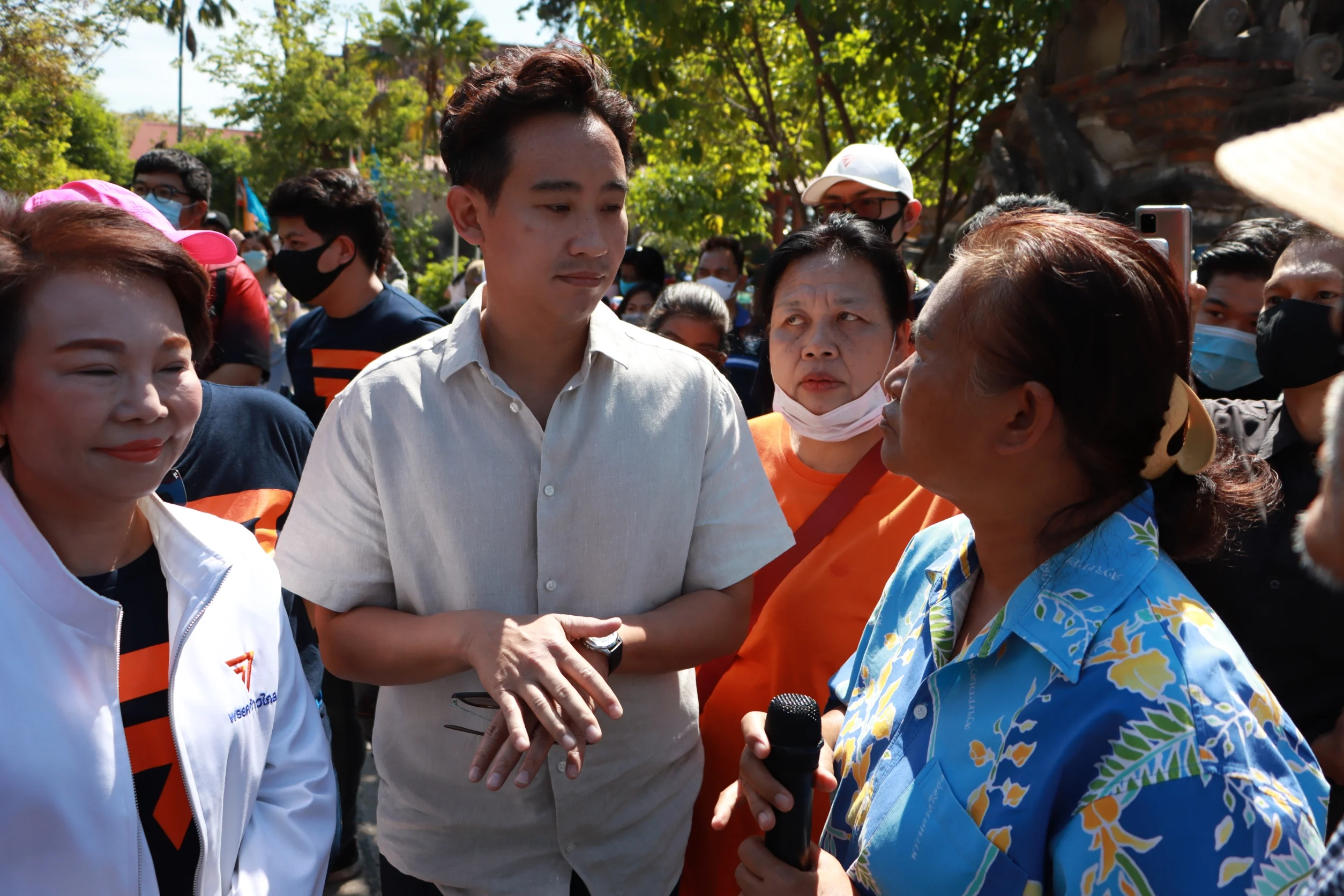 ก้าวไกลสัญจรลงพื้นที่จ.พระนครศรีอยุธยา เจอกลุ่มปกป้องสถาบันฯ รอรับ