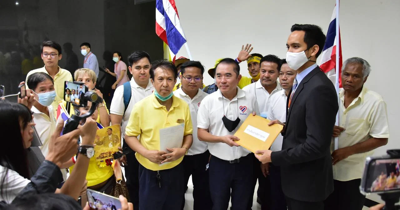 ‘กลุ่มไทยภักดี’ ยื่นหนังสืออัยการสูงสุด ส่งศาลระงับการแก้รัฐธรรมนูญ 60