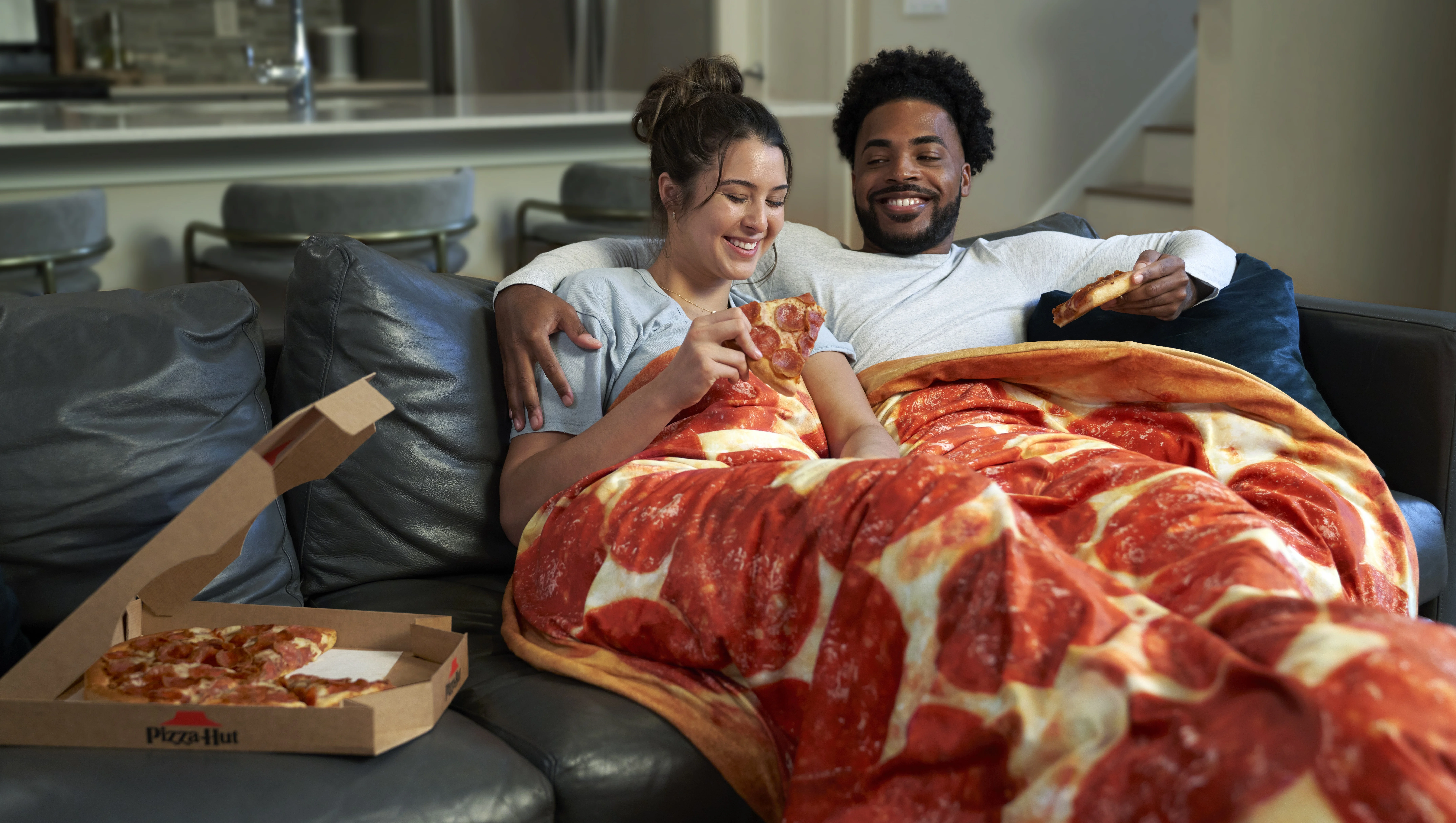 Pizza Hut ออกผ้าห่มใหม่ แบบวงกลมลายพิซซ่า ขายหมดภายใน 10 ชม.