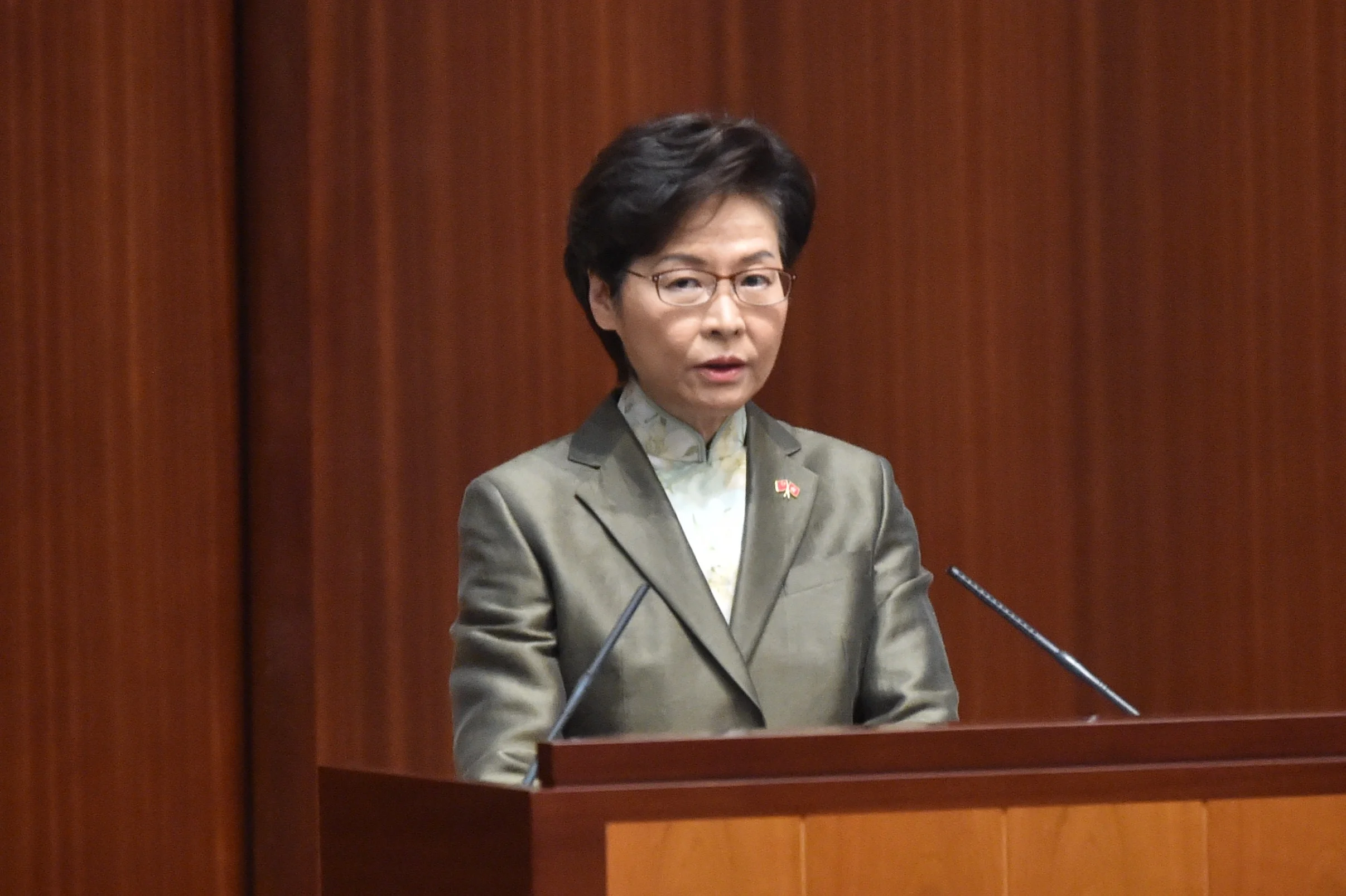ผู้นำฮ่องกงแถลงนโยบาย เน้นฟื้นฟูระบบการเมือง โทษต่างชาติแทรกแซงเรื่องภายใน