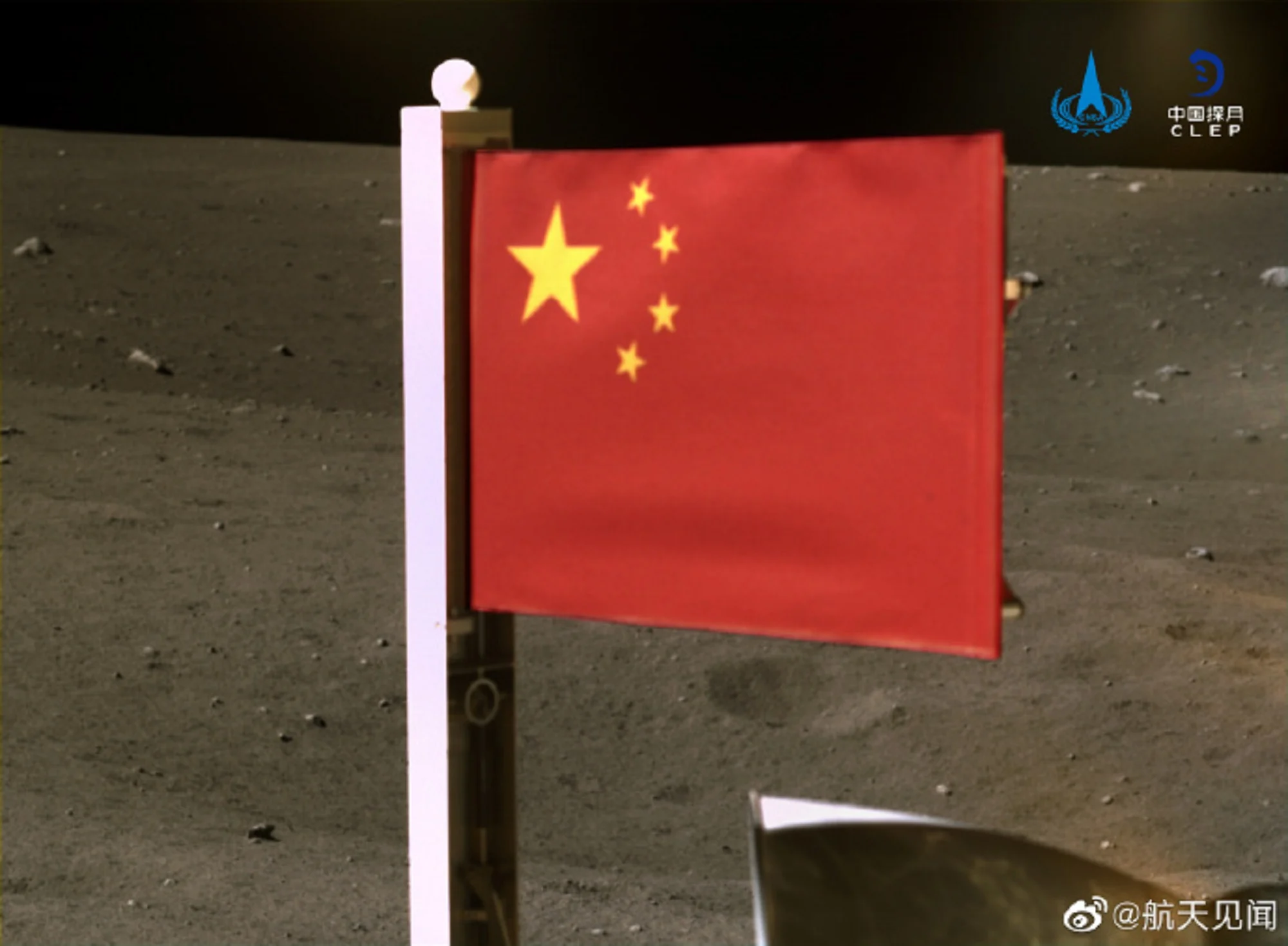 ยาน Chang’e 5 ลงจอดดวงจันทร์ พร้อมเผยภาพปักธงชาติจีน