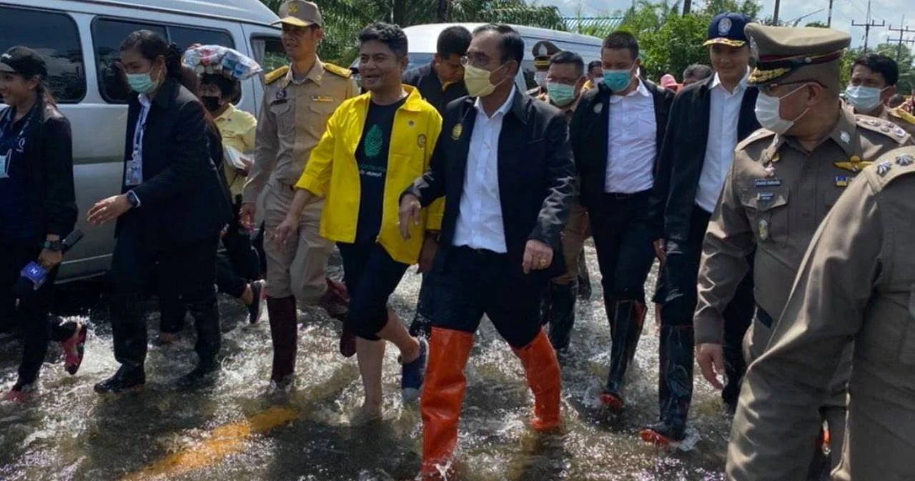 นายกฯ นำทีมลงใต้ ติดตามน้ำท่วม ให้กำลังใจชาวนครศรีฯ