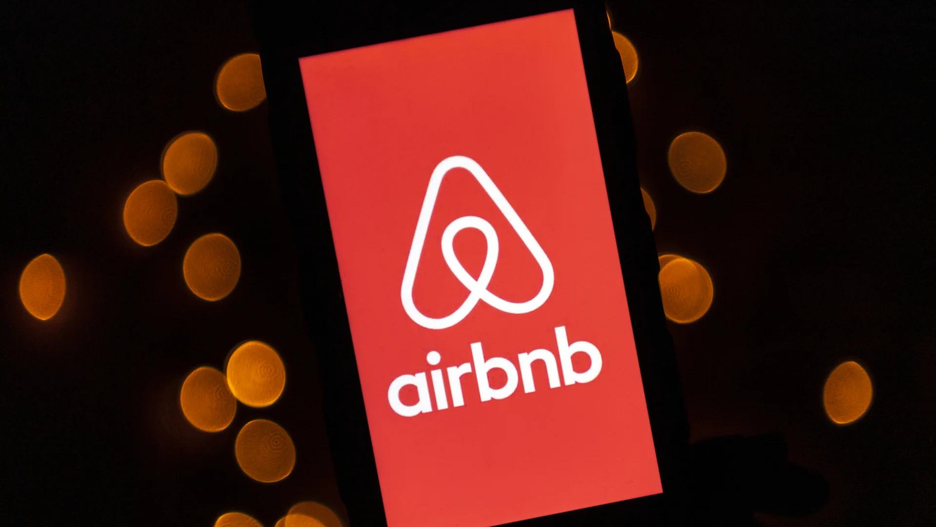 Airbnb เข้าตลาดหุ้นวันเดียว มูลค่าแซงบริษัทคู่แข่ง 3 ราย