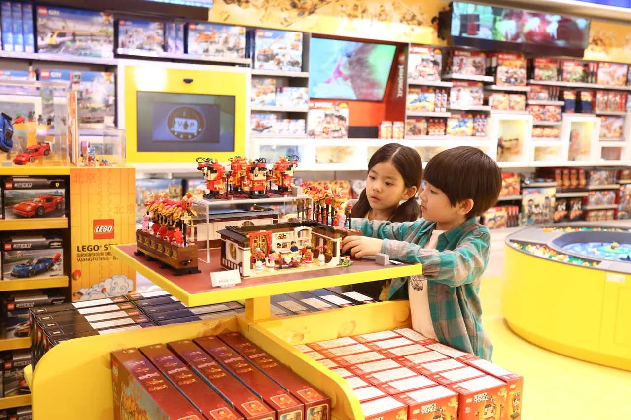 Lego รุกหนักตลาดแดนมังกร ขยายสาขาสวนกระแสอีคอมเมิร์ซ