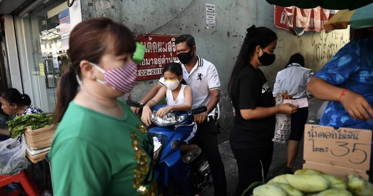 กรมอนามัย สั่งศูนย์อนามัย 12 แห่ง คุมเข้มพ่อค้า-แม่ค้า-ผู้ใช้บริการในตลาดมีมาตรการสวมหน้ากาก 100 %