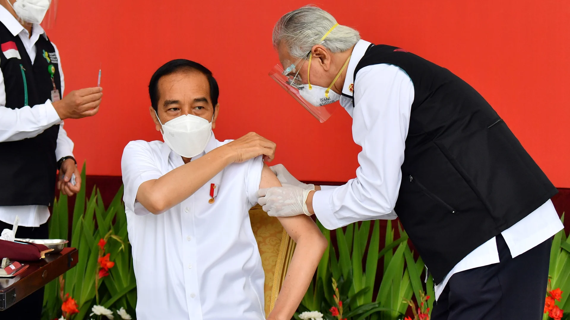 ประธานาธิบดีอินโดนีเซีย ฉีดวัคซีนโควิด-19 ของซิโนแวค เปิดโครงการฉีดวัคซีนทั่วประเทศ