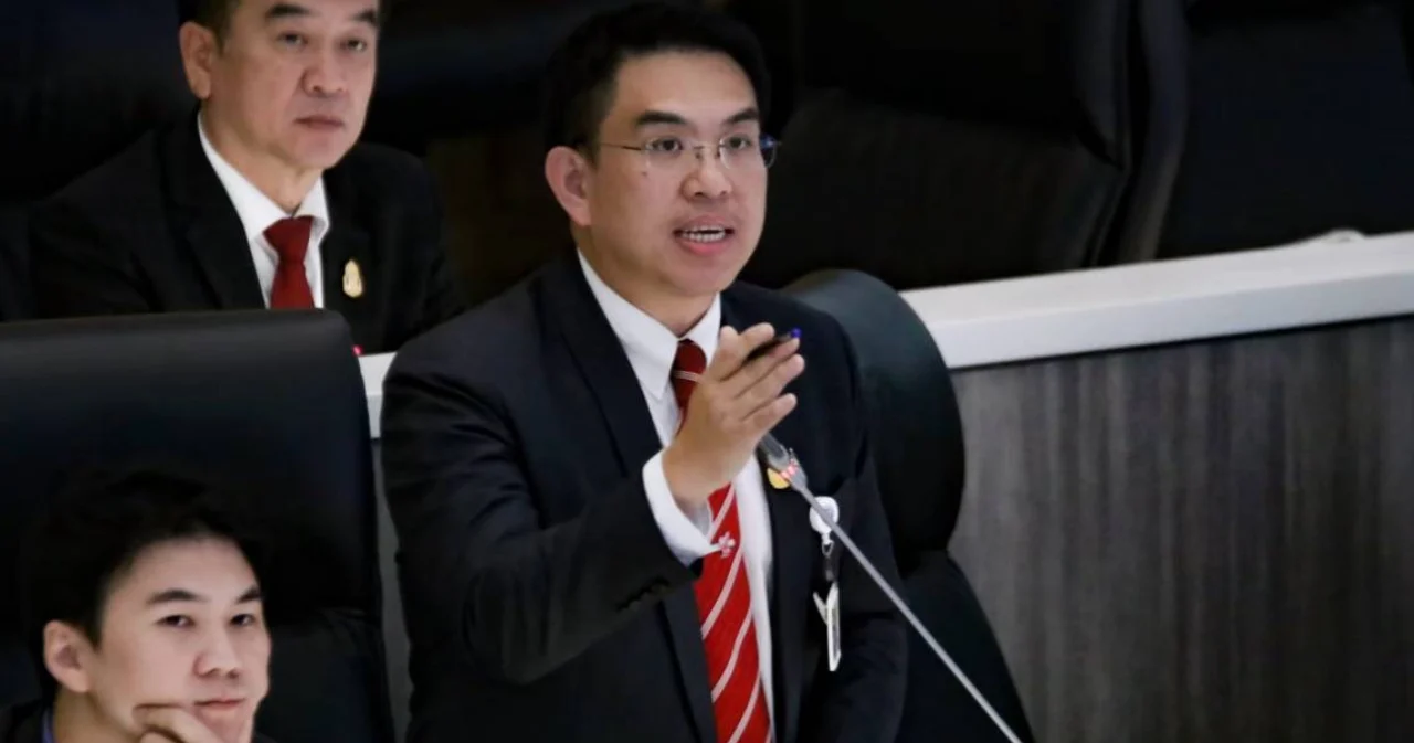 ‘วิโรจน์’อัด ‘ประยุทธ์-อนุทิน’ ซื้อวัคซีนเพียงรายเดียว เท่ากับเอาชีวิตคนไทยไปเสี่ยง