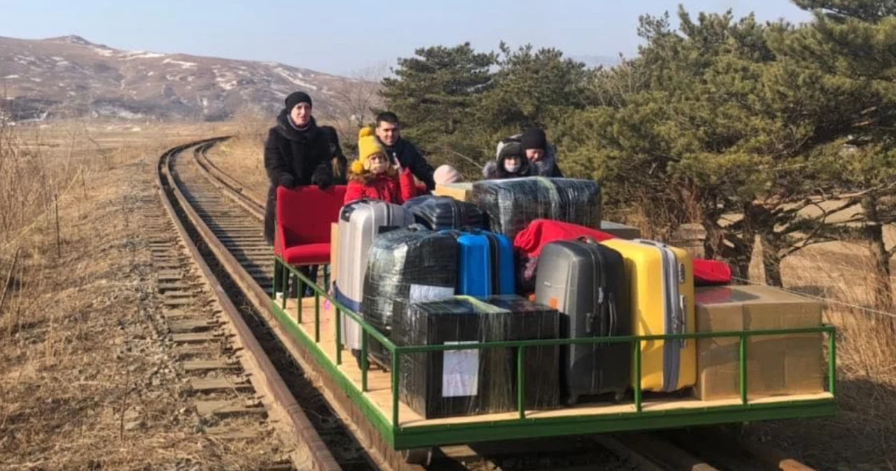 นักการทูตรัสเซียประจำเกาหลีเหนือ โยกรถเข็นบนทางรถไฟกลับบ้านเกิด หลังเกาหลีเหนือปิดพรมแดนสกัดโควิด-19