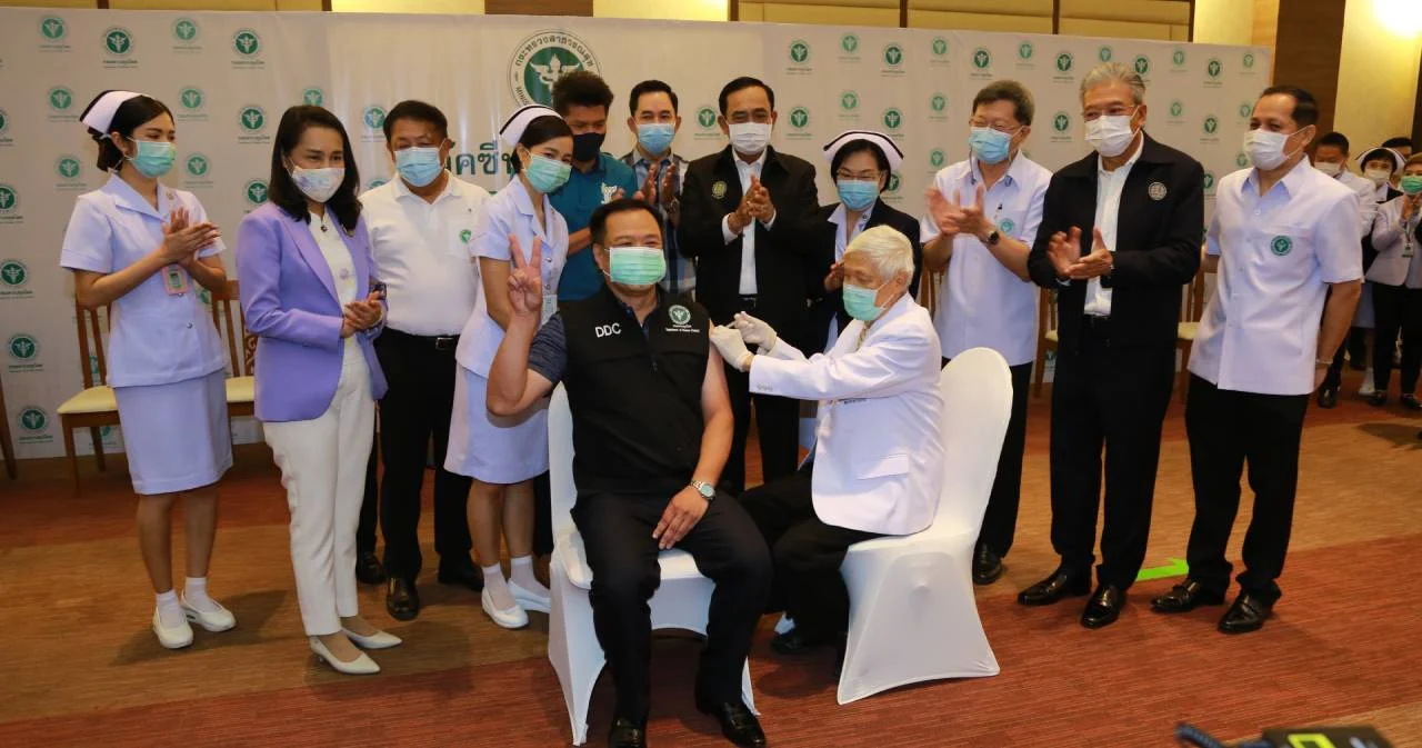 ‘อนุทิน’ ประเดิมฉีดวัคซีนโควิด-19 ‘ซิโนเเวค’ เข็มแรกของไทย