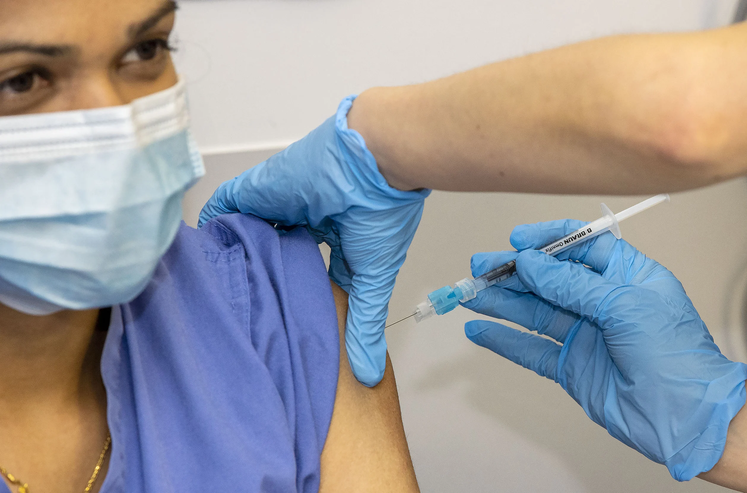 ไอร์แลนด์ระงับใช้วัคซีน AstraZeneca ชั่วคราว หลังฉีดไปแล้วกว่าแสนโดส