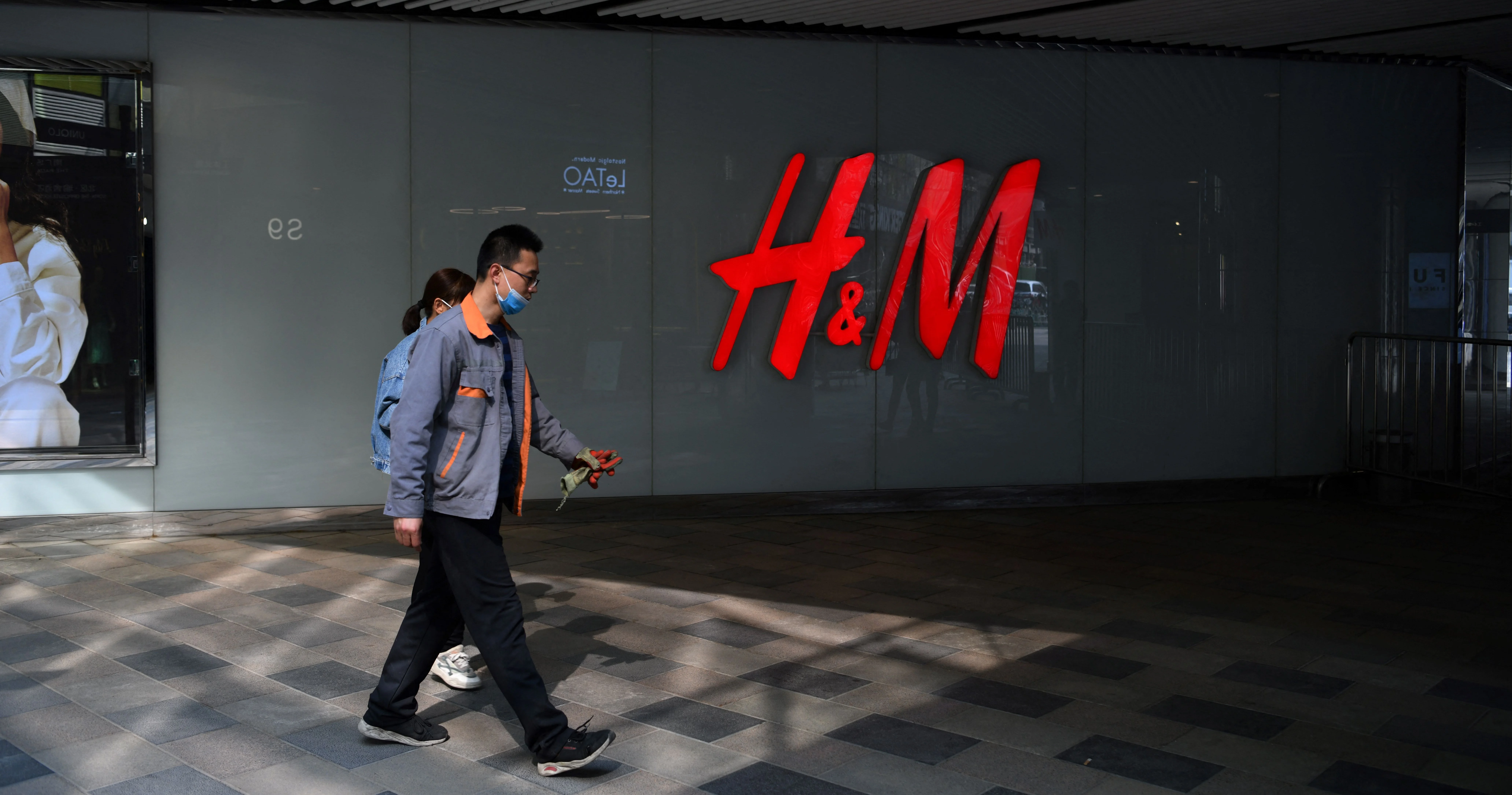โฆษกซินเจียงเตือนแบรนด์ต่างชาติ หยุดเชื่อมโยงประเด็นการเมือง ชี้ H&M หมดอนาคตในจีนแล้ว
