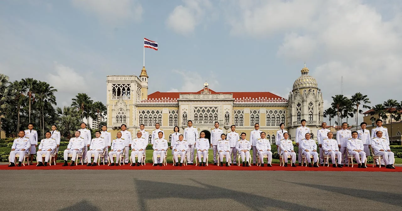 นายกรัฐมนตรีนำคณะรัฐมนตรีถ่ายภาพหมู่หน้าตึกไทยคู่ฟ้า ก่อนการประชุม ครม.นัดแรกของรัฐมนตรีใหม่