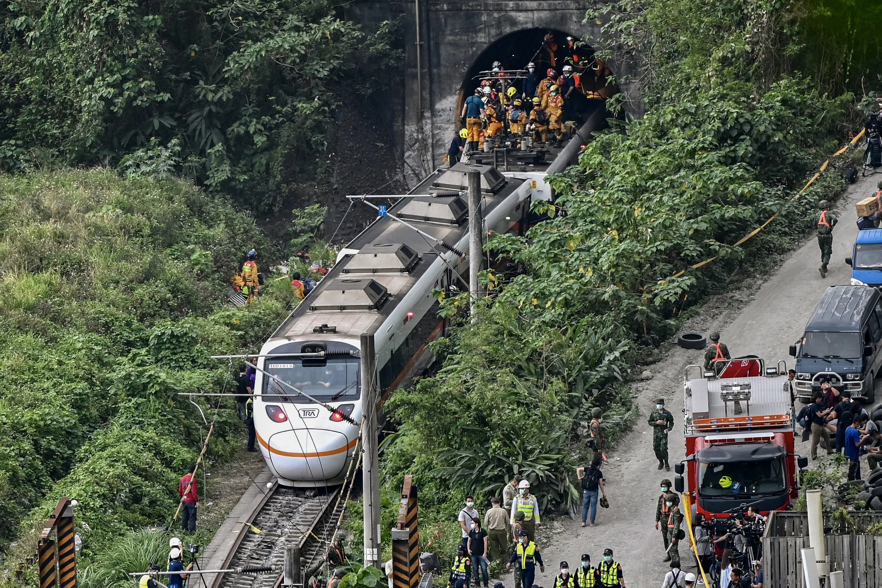 รมว.คมนาคมไต้หวันขอรับผิดชอบเหตุรถไฟตกราง พร้อมลาออกหลังสถานการณ์คลี่คลาย