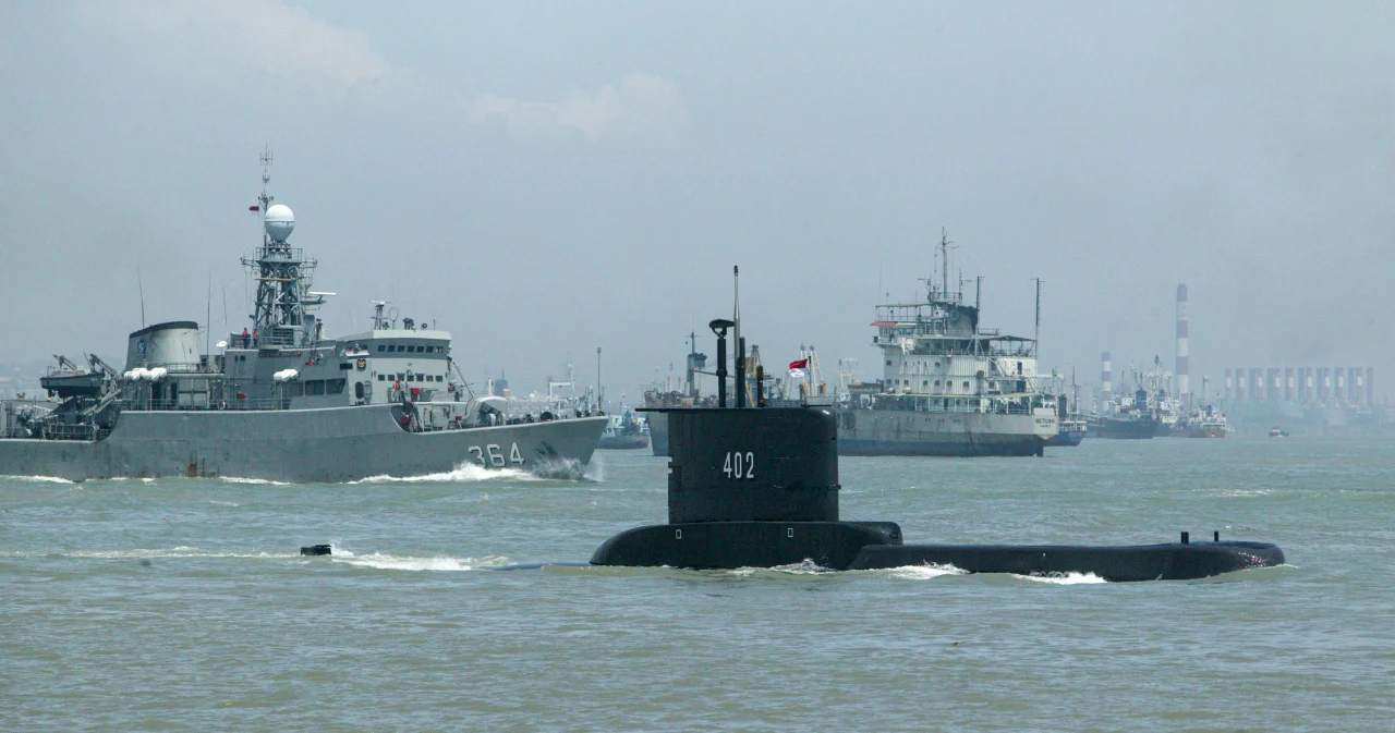 กองทัพเรืออินโดนีเซียแถลงพบชื้นส่วนเรือดำน้ำสูญหายกลางทะเล