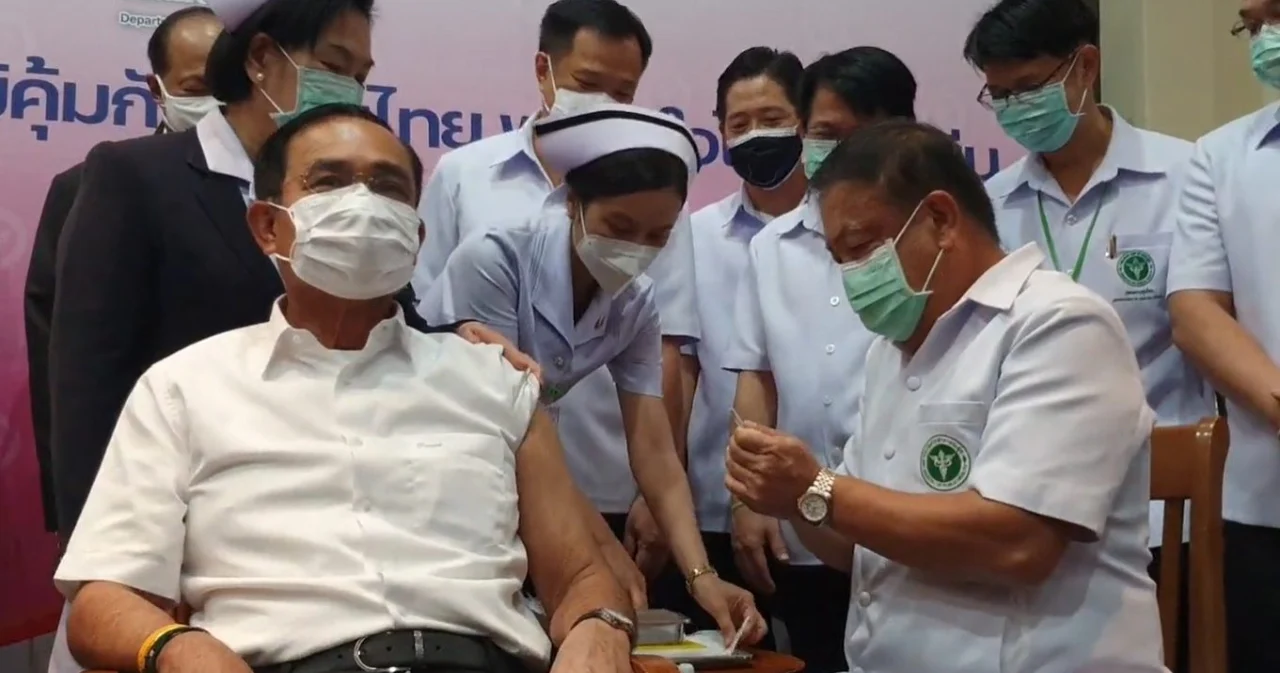 นายกฯ ฉีดแอสตราเซเนกาเข็มที่ 2  ขอประชาชนมั่นใจวัคซีนสองยี่ห้อ