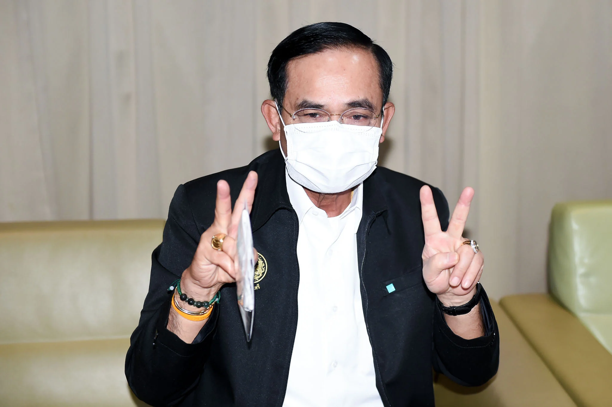 พล.อ.ประยุทธ์ นำคณะตรวจเชื้อโควิด-19 หลังมีเจ้าหน้าที่ห้องรับรอง ครม. ติดเชื้อ