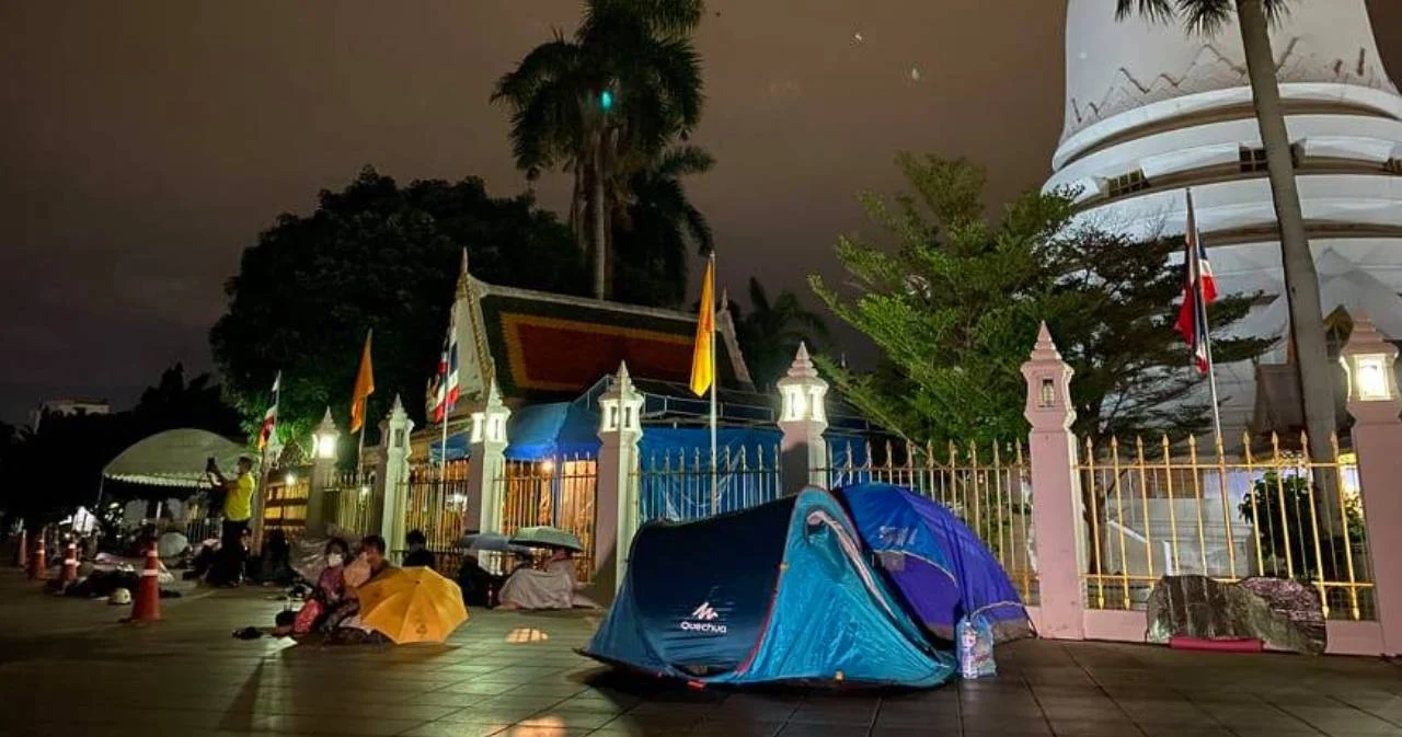 อนุทิน แจ้ง กทม. ดูแล คนรอตรวจโควิด-19 ข้ามคืน หน้าวัดพระศรีมหาธาตุฯ