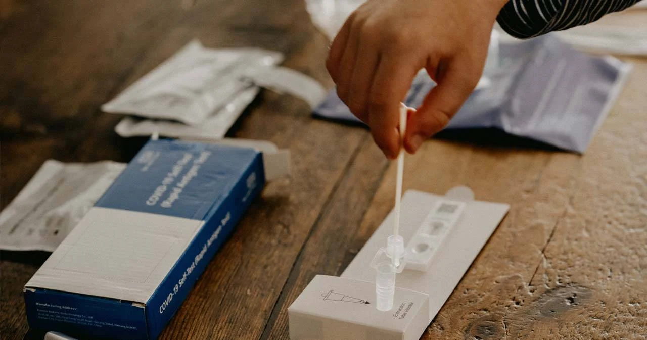 สปสช. เผย Antigen Test Kit ตรวจแล้วกว่า 5 หมื่นราย ได้ผลดี เตรียมขยายให้ ปชช. ตรวจเอง