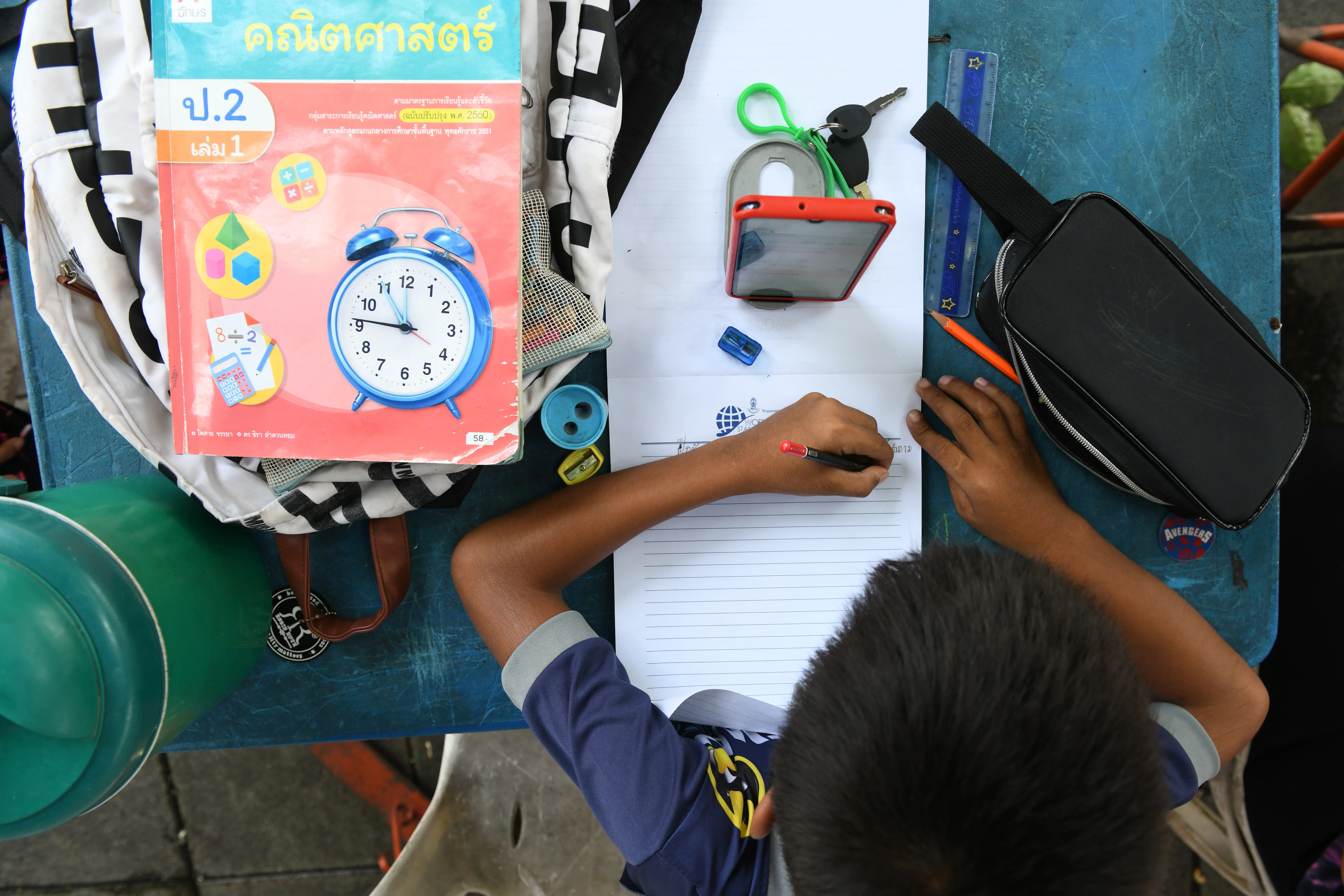 นักเรียนเรียนออนไลน์