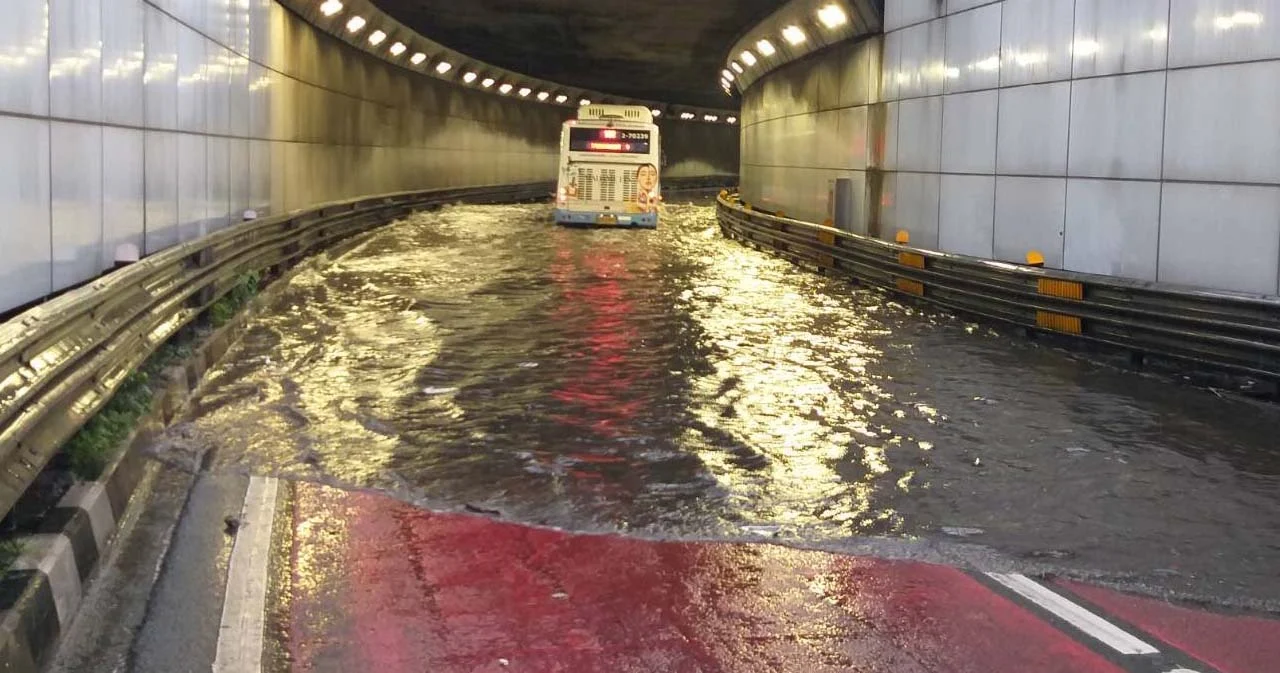ประมวลภาพ ฝนตกกรุงเทพฯ ‘อุโมงค์ดินแดง’ น้ำท่วมสูง ต้องปิดการจราจร