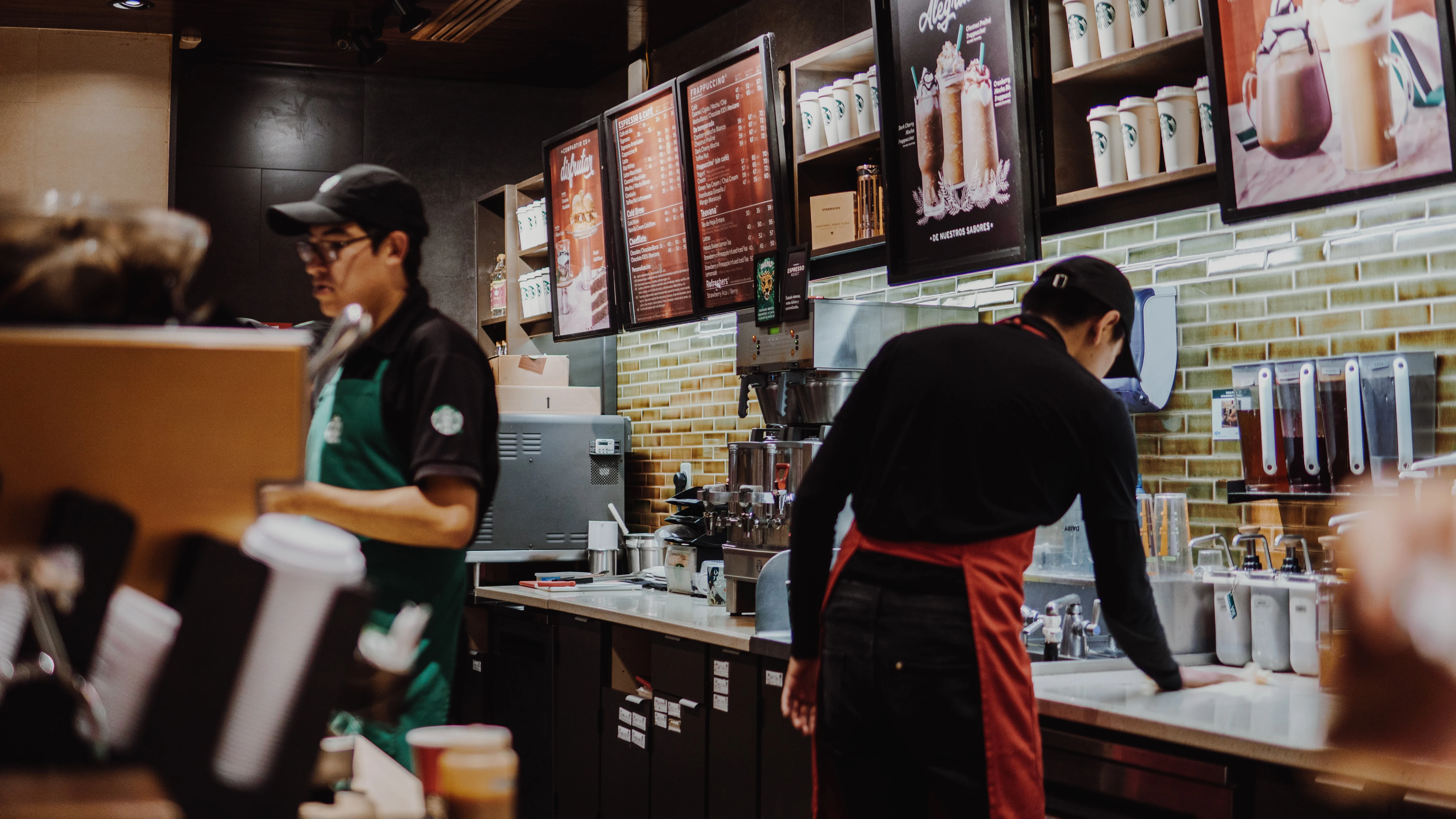 สู้ปัญหาขาดแคลนคน Starbucks ประกาศขึ้นค่าจ้างให้พนักงานในสหรัฐฯ เพิ่ม 2 ดอลลาร์/ชม. เริ่มต้นกลางปีหน้า