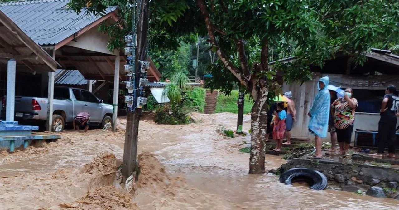 ปภ. รายงาน ฝนตกหนัก น้ำป่าทะลักท่วม 3 จังหวัดใต้ 