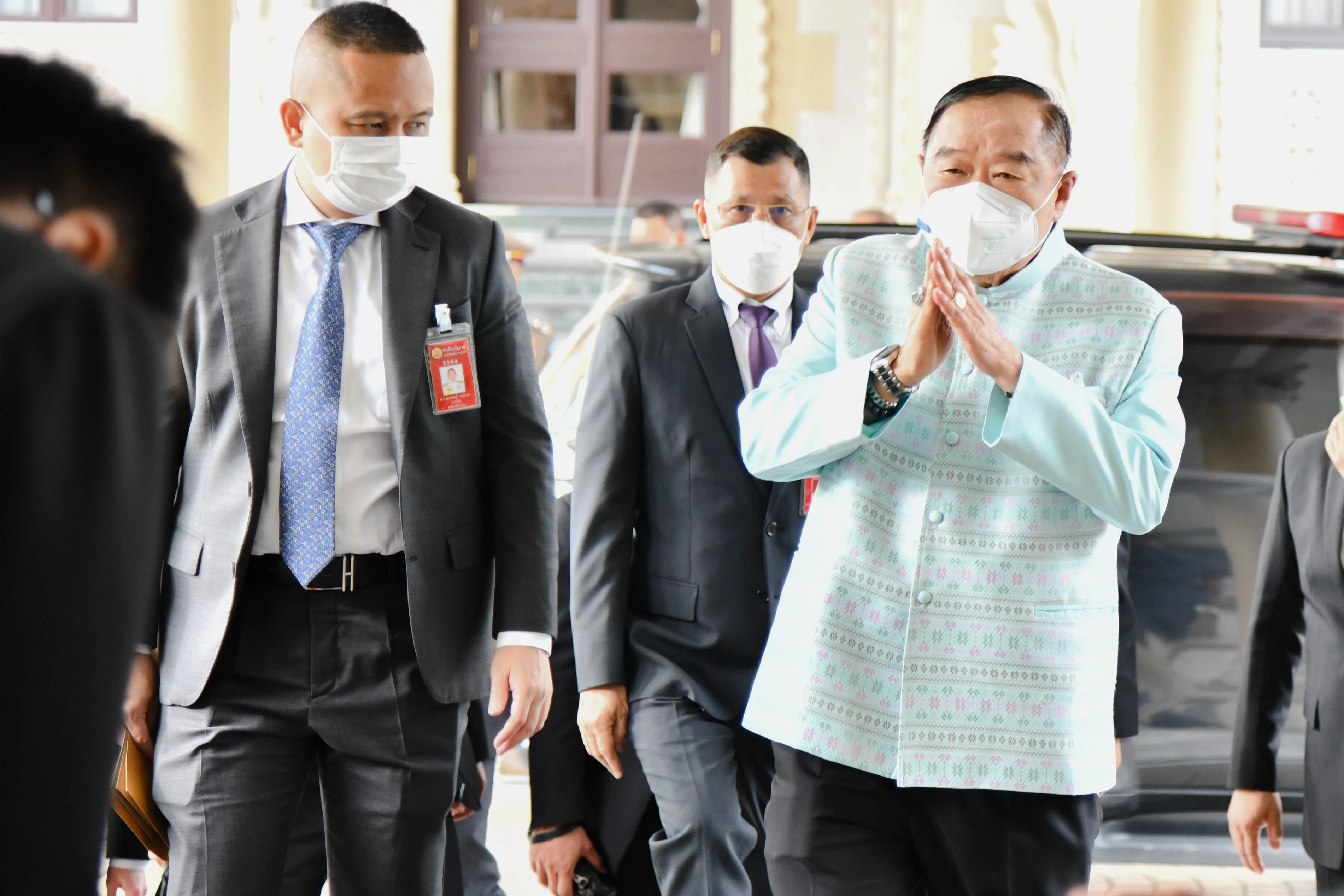 ‘ประวิตร’ ปัดตอบ บัตรเลือกตั้ง 2 ใบ พรรคไหนได้เปรียบ บอก แล้วแต่ประชาชน
