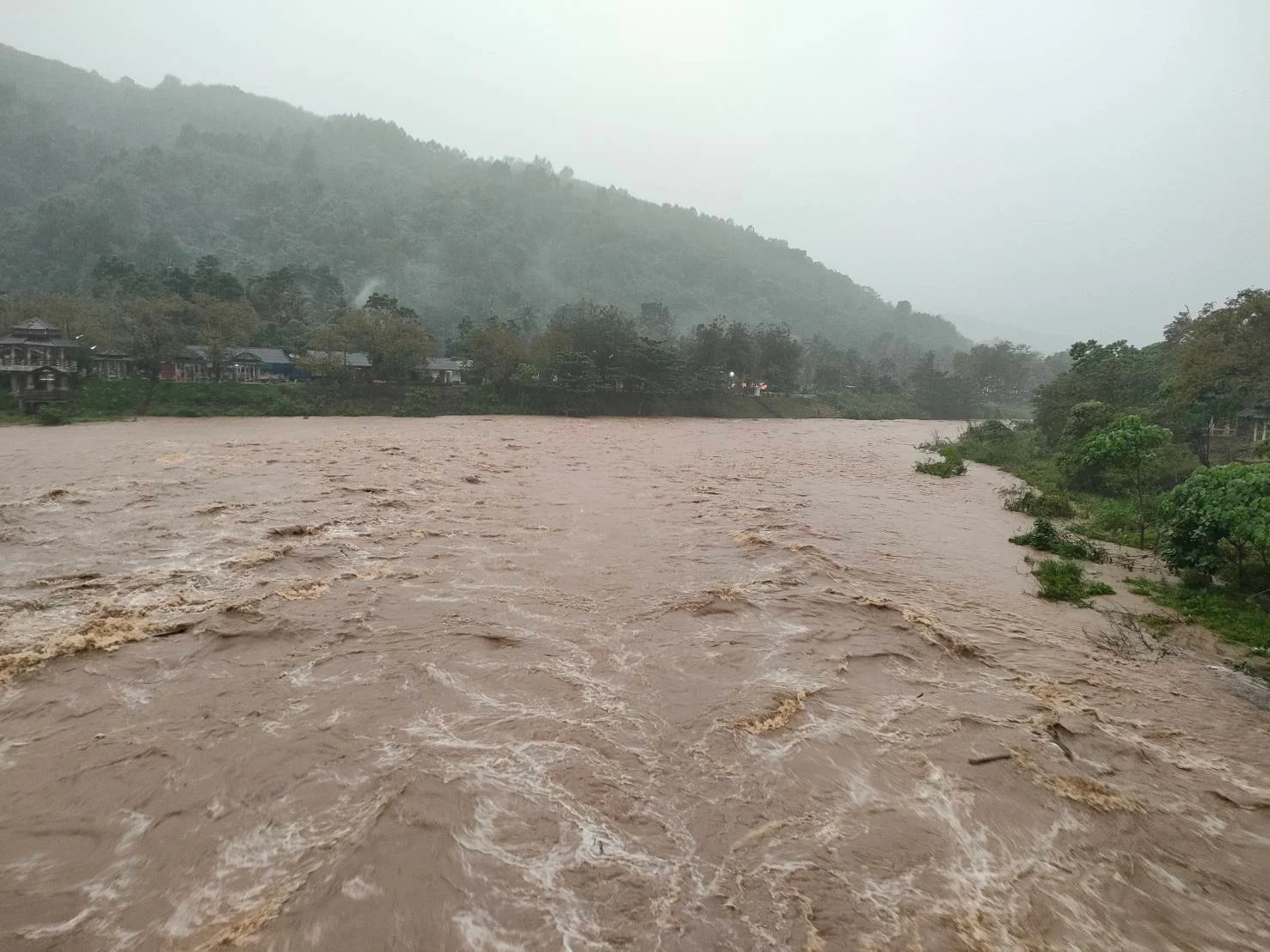 ปภ.เตือน 3 จังหวัดใต้ เสี่ยงน้ำท่วมฉับพลัน น้ำป่าหลาก หลังฝนตกต่อเนื่องหลายวัน