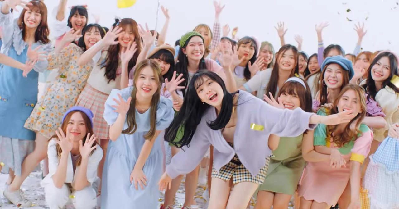 BNK48 แท๊กทีม CGM48 มอบความสุขส่งท้ายปี ผ่านเพลง ‘สวัสดีปีใหม่’