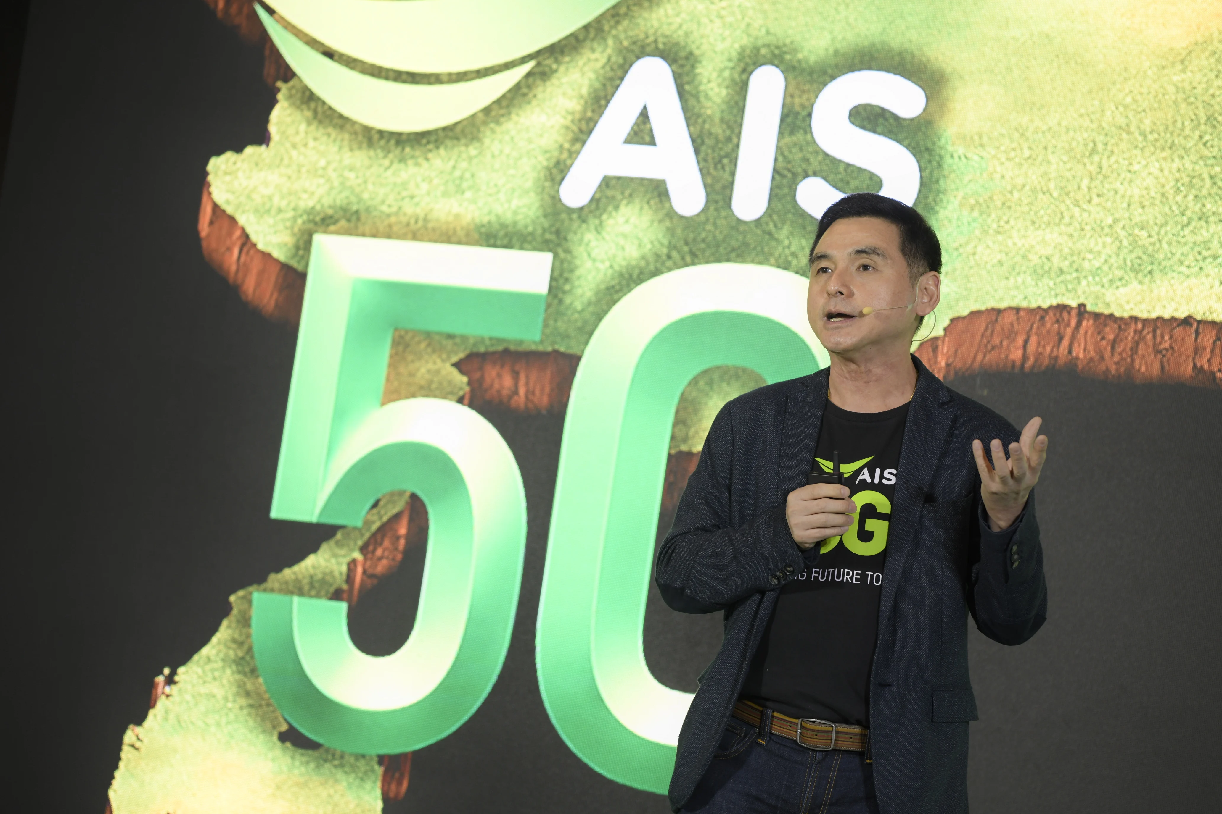 สมชัย เลิศสุทธิวงค์ CEO ของ AIS บอก ไม่สนเรื่องคู่แข่งควบรวมกิจการ จากนี้ AIS จะเปลี่ยนผ่านไปสู่ Cognitive Telco