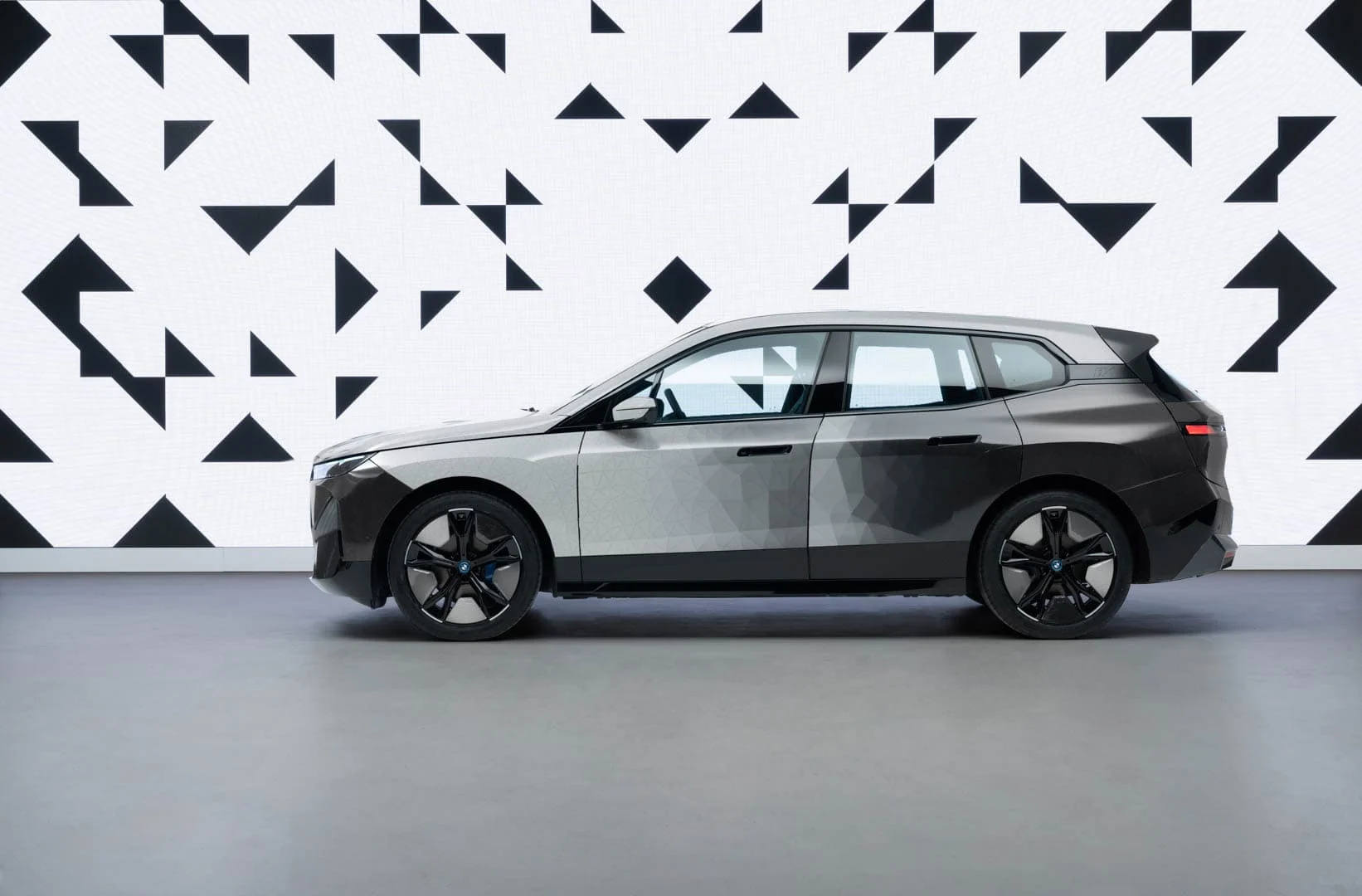 BMW โชว์รถเปลี่ยนสีเองได้ด้วยการกดปุ่มเดียว ไม่ต้องฉีดสีใหม่ เป็นมิตรต่อสิ่งแวดล้อม