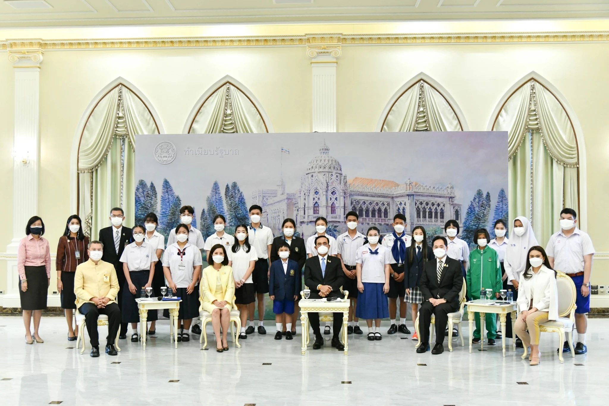 รวมภาพบรรยากาศ นายกฯ พาเด็กเล็ก 5 คน เยี่ยมชมห้องทำงาน