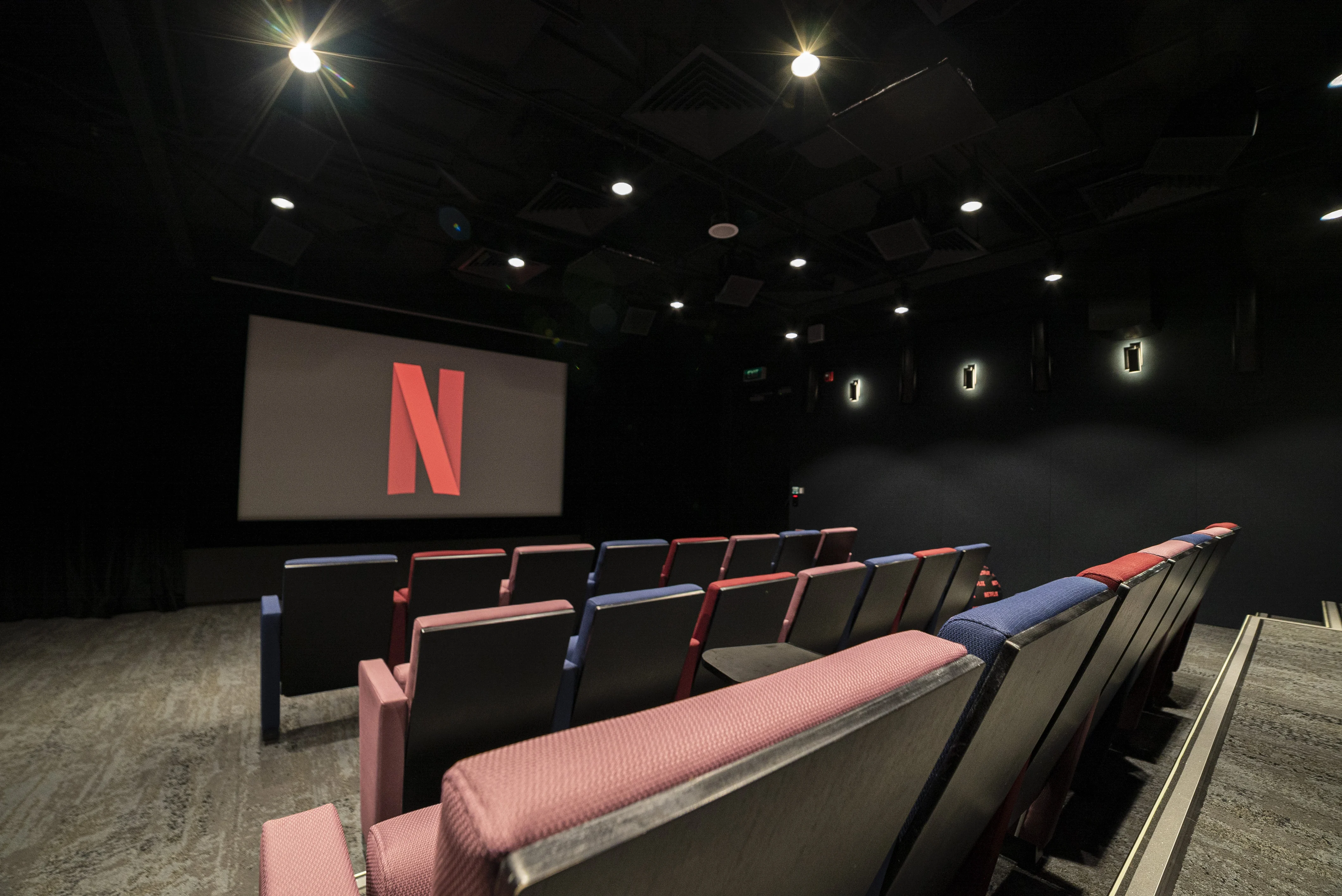 Netflix ขึ้นราคาในสหรัฐและแคนาดา ท่ามกลางการชะลอตัวของสมาชิกรายใหม่